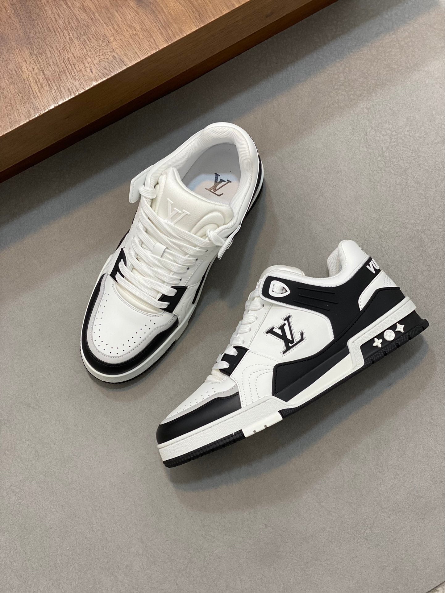 LV TRAINER  BLACK WHITE SNEAKER