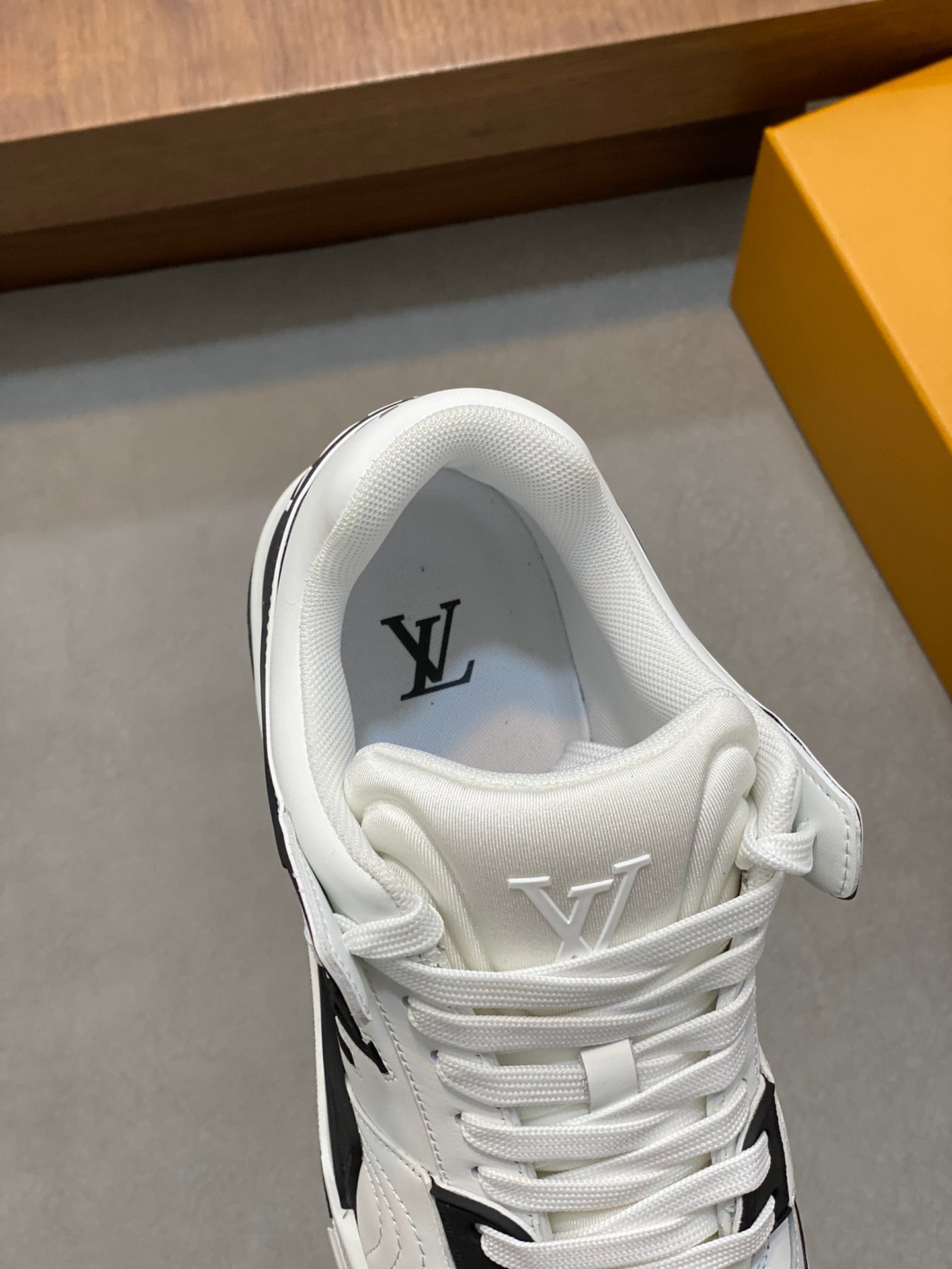 LV TRAINER  BLACK WHITE SNEAKER