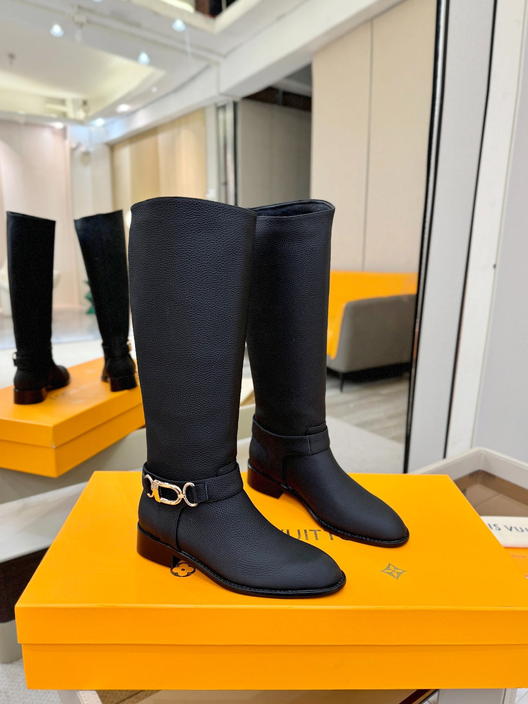 LV 25 Martin Boots 30 Black  Cowhide 573884