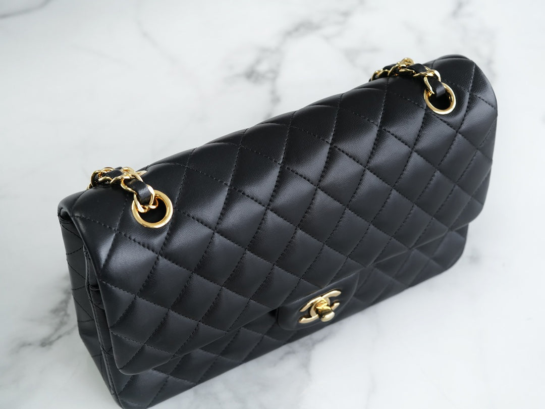 CLASSIC FLAP 25 BLACK LAMBSKIN GOLD HARDWARE