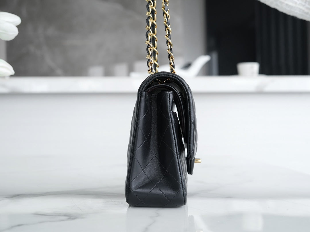 CLASSIC FLAP 25 BLACK LAMBSKIN GOLD HARDWARE
