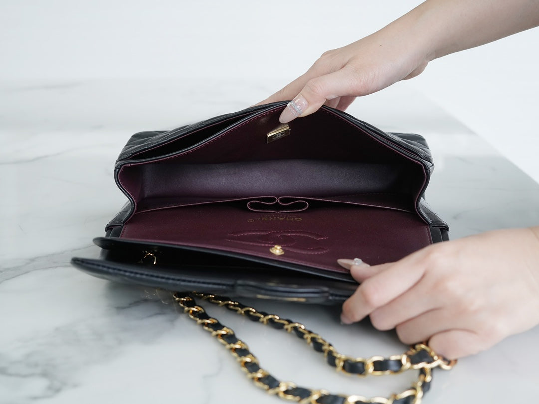 CLASSIC FLAP 25 BLACK LAMBSKIN GOLD HARDWARE