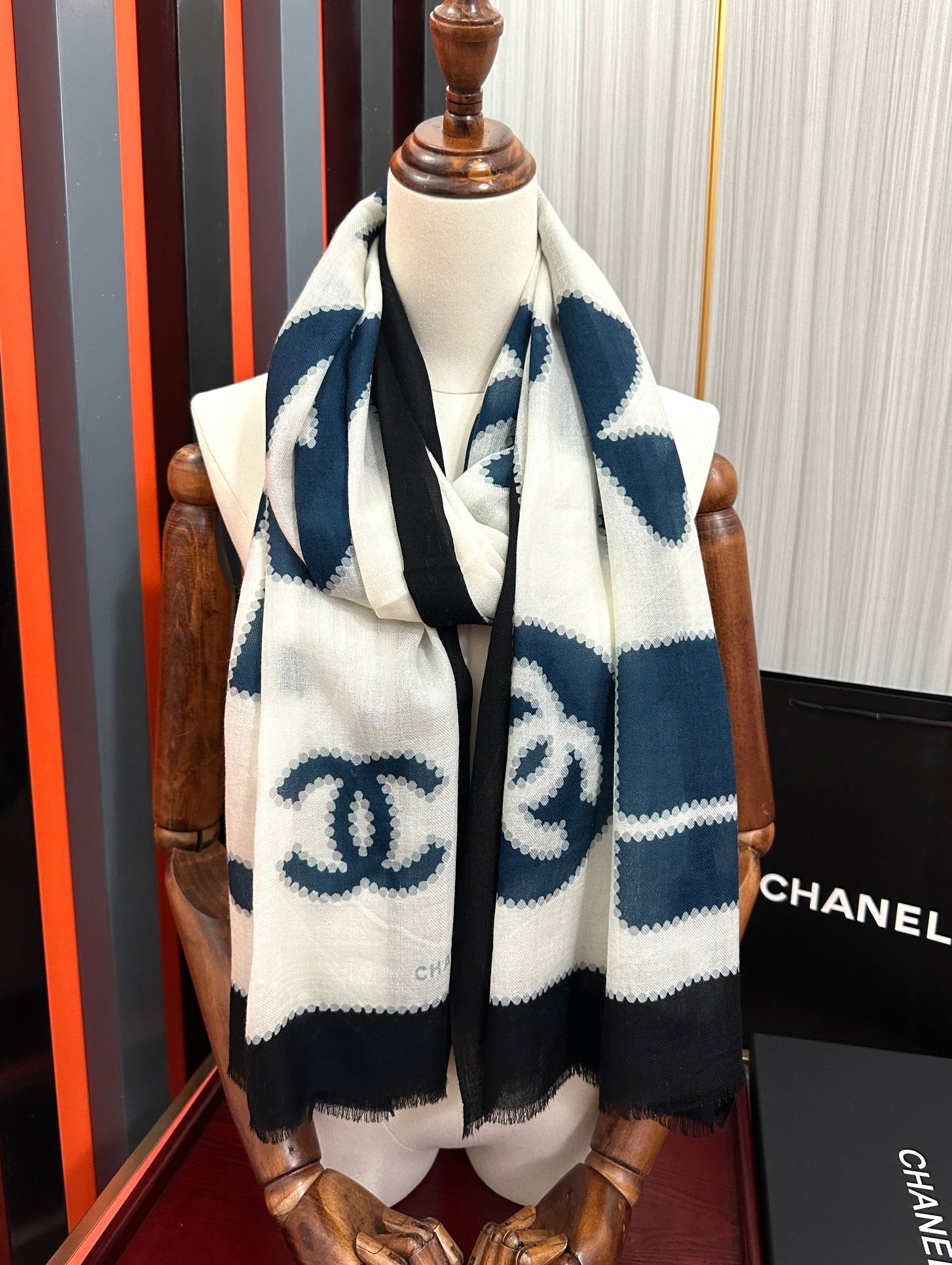CC 25 Newest Design Scarf 200 CM In White Black Blue Cashmere 292965