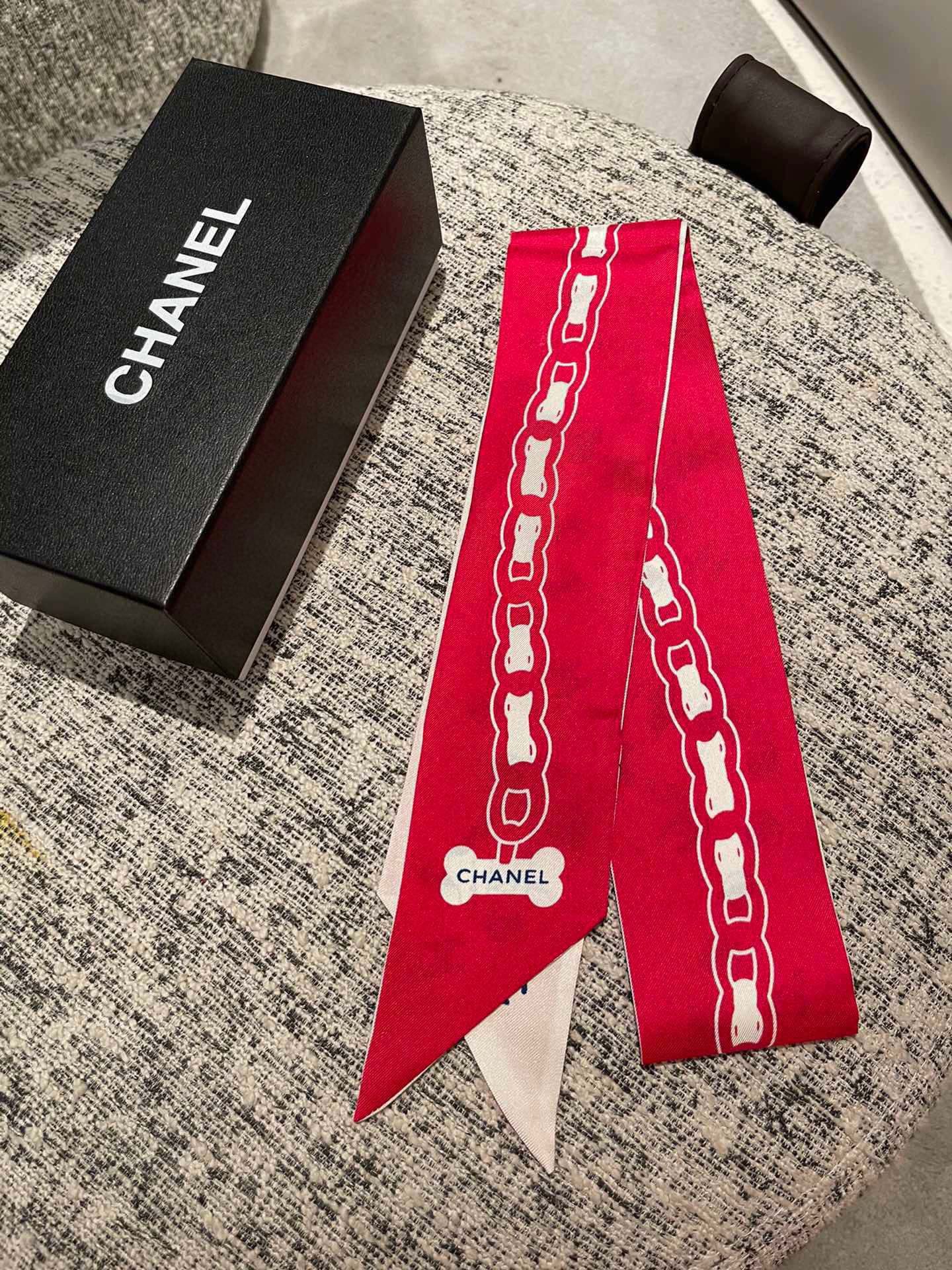 CC  Twilly Mini Scarf 120cm Red White Mulberry Silk 798813