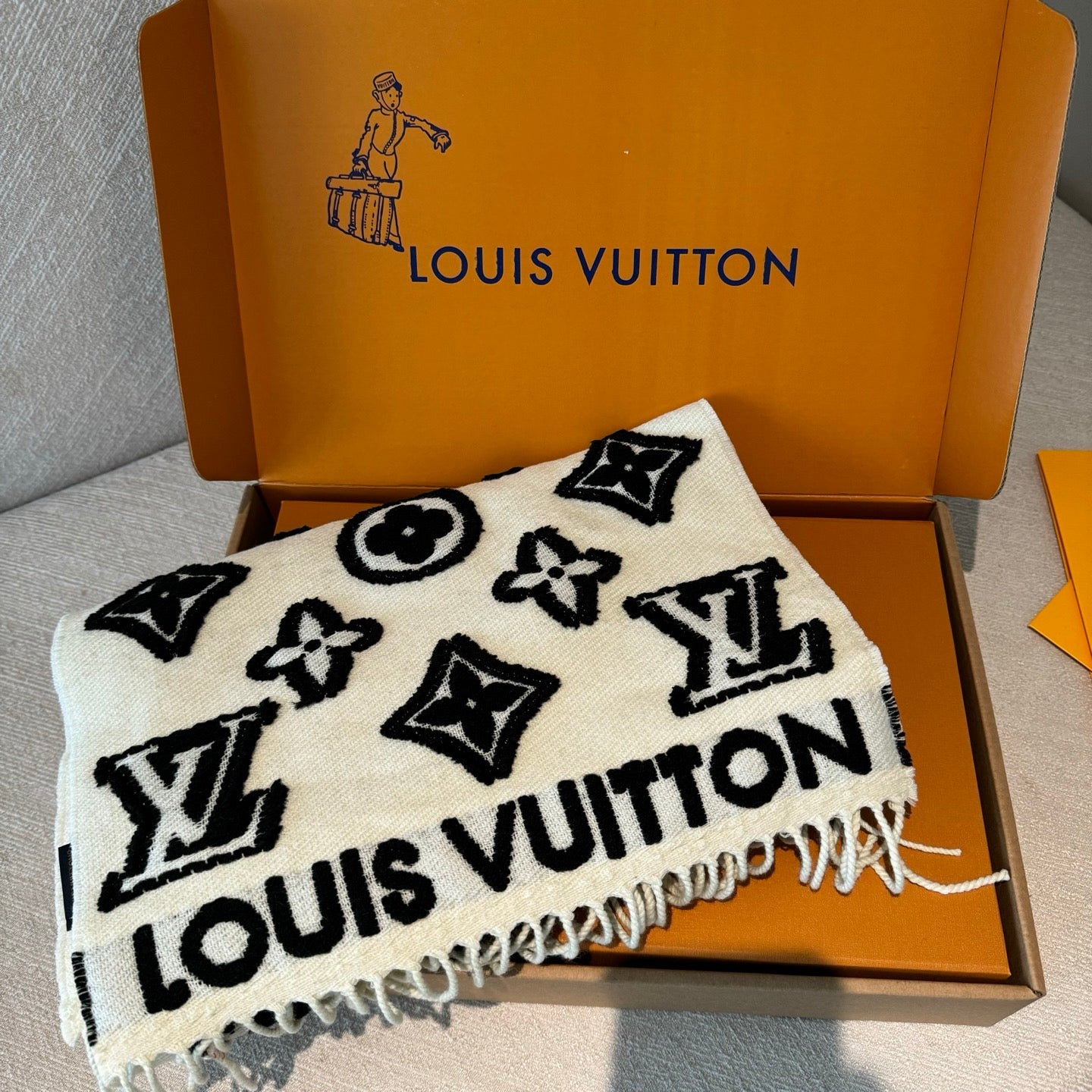 LV 3D Scarf 220cm White Black Sheep Wool 967204