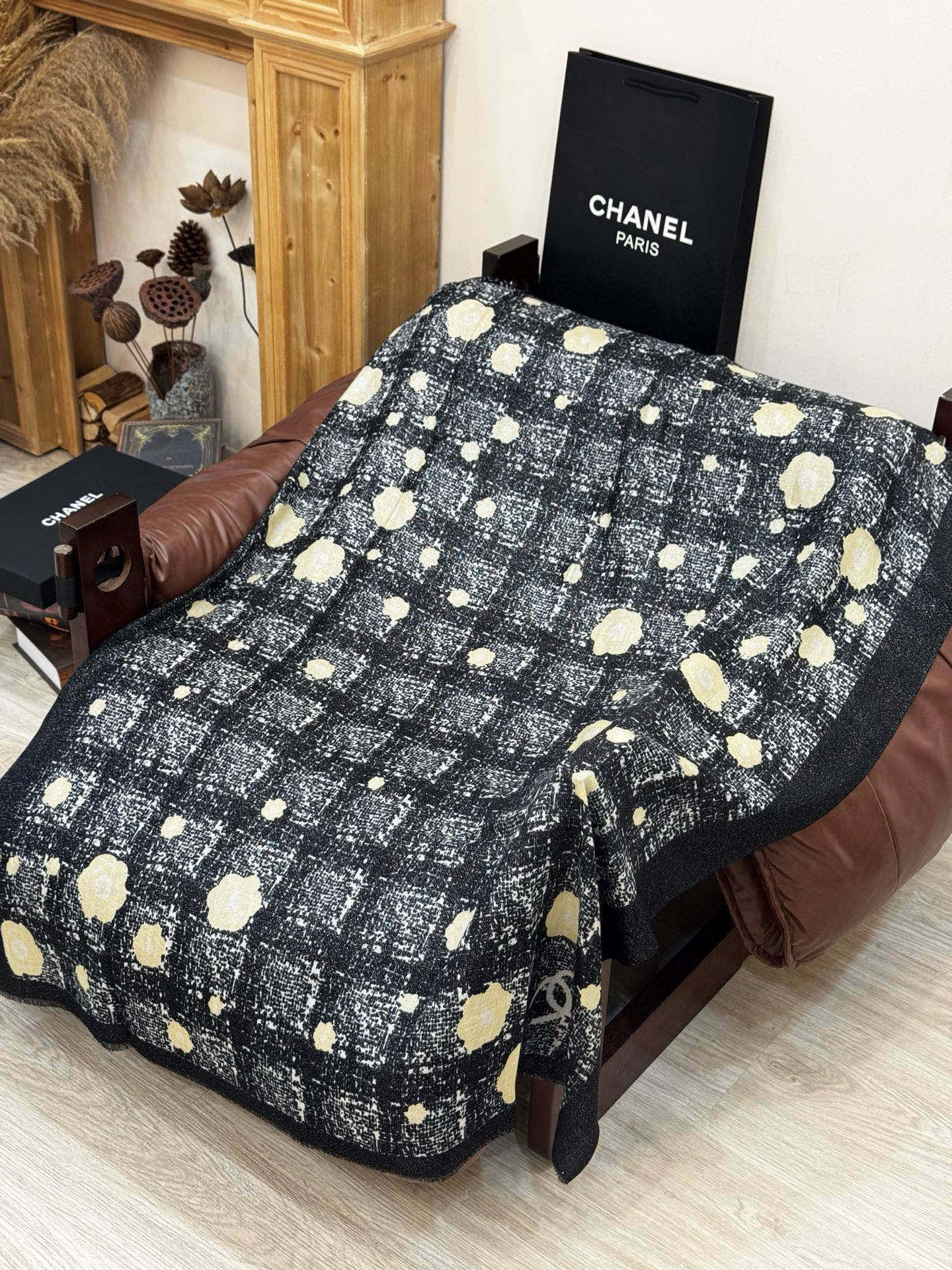 CC 25 Camellia Scarf 110cm Black Cashmere 293164