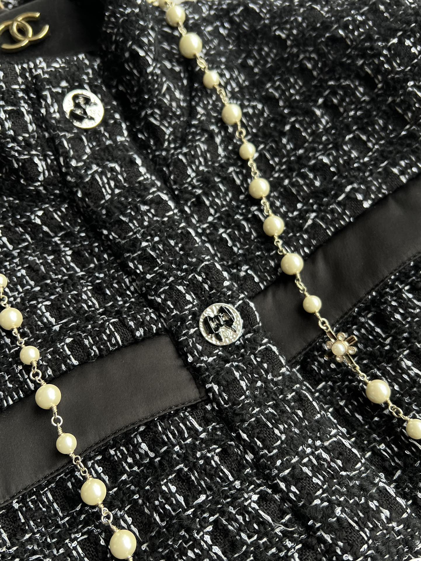 Chanel 2025 Belt Jacket Black Wool Cashmere 318587