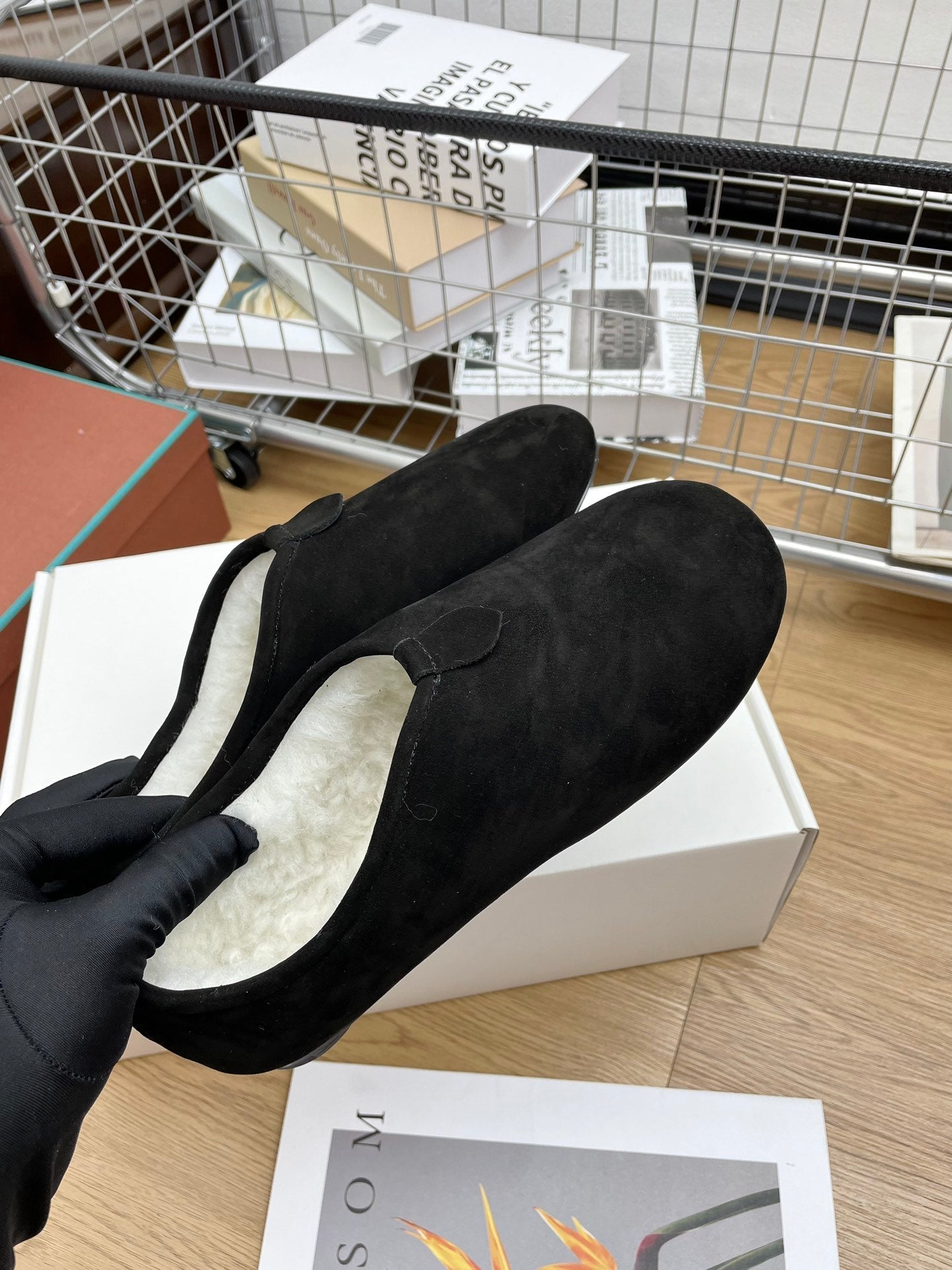 LP Cocooning Floaty Flat Black Wool Fleece Lining And Suede 989991