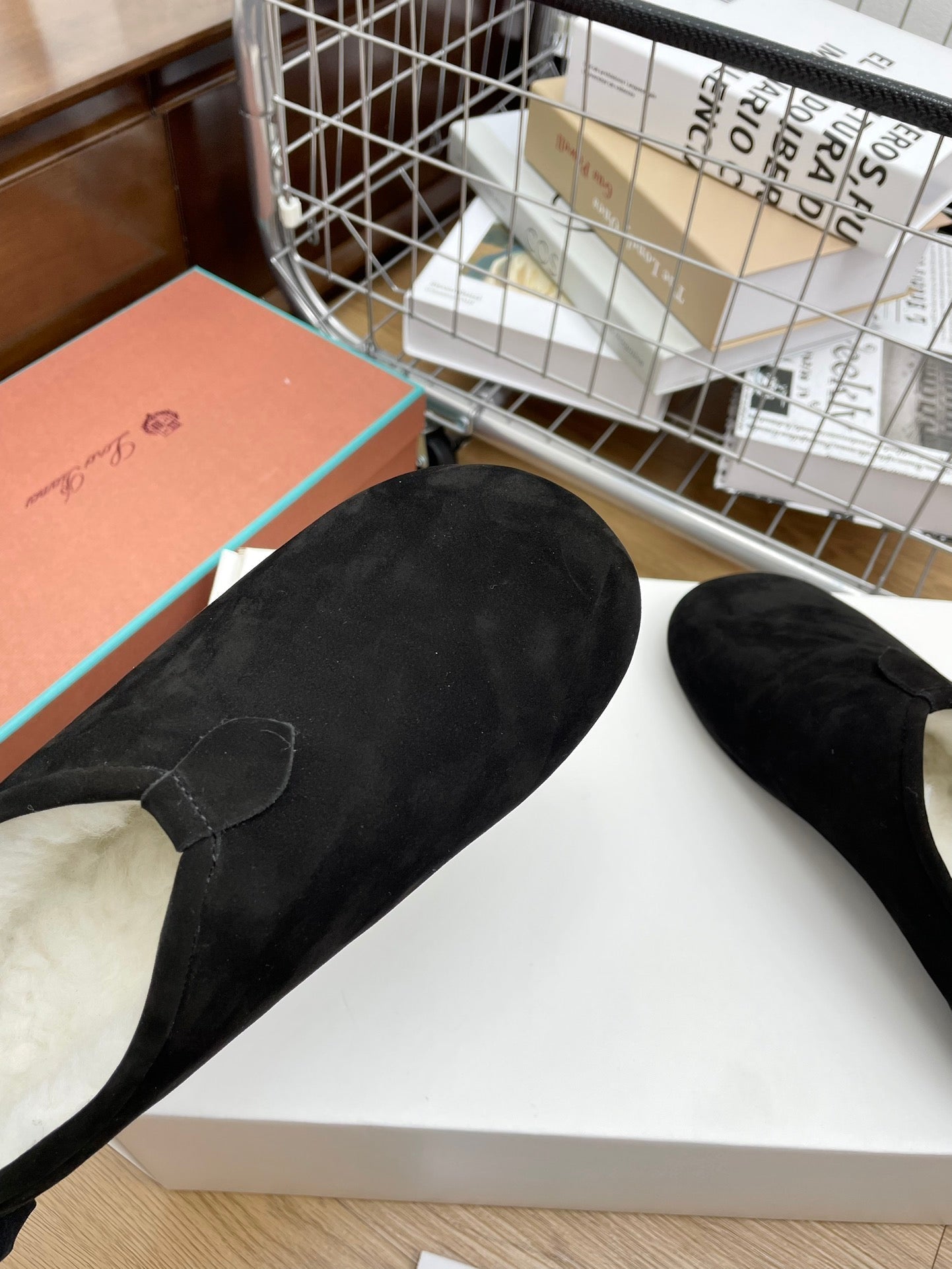 LP Cocooning Floaty Flat Black Wool Fleece Lining And Suede 989991