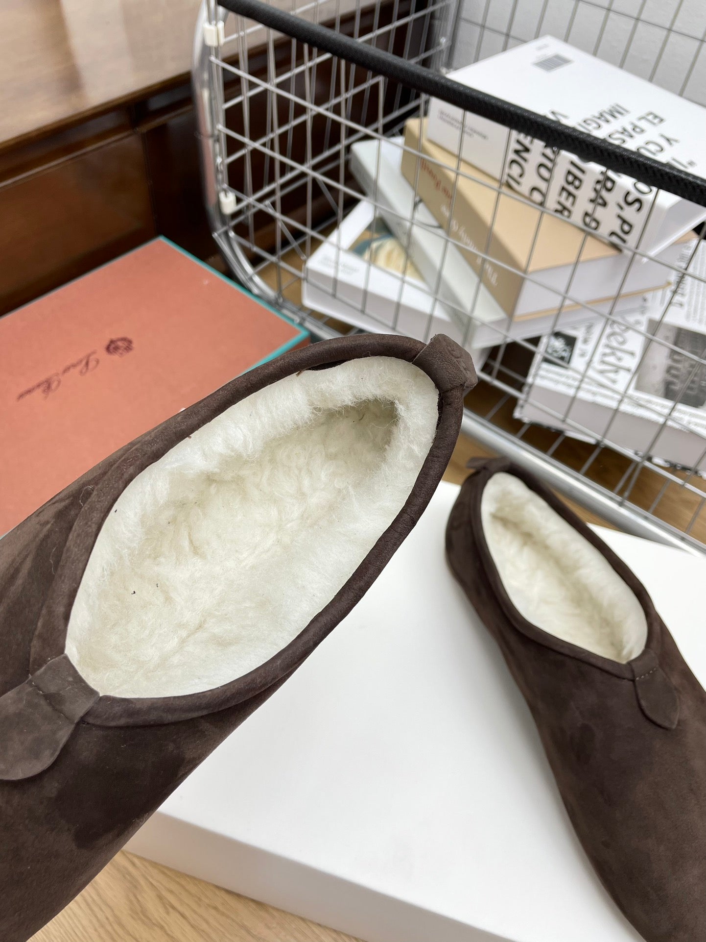 LP Cocooning Floaty Flat Earth Brown Wool Fleece Lining And Suede 989993