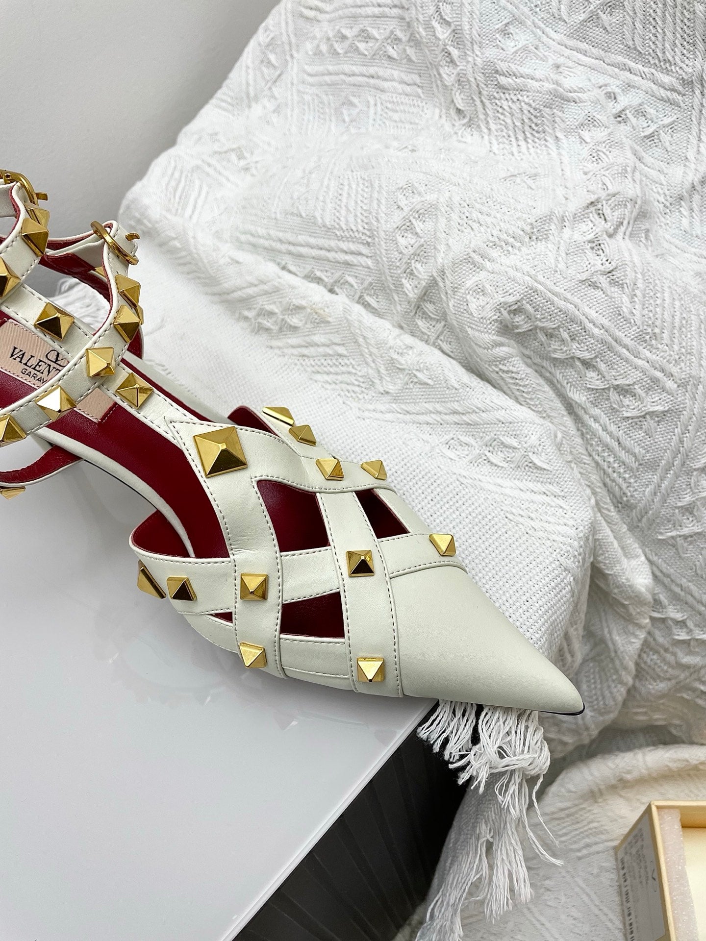 VT 26s Slingback 80 White Burgundy Lambskin 611375