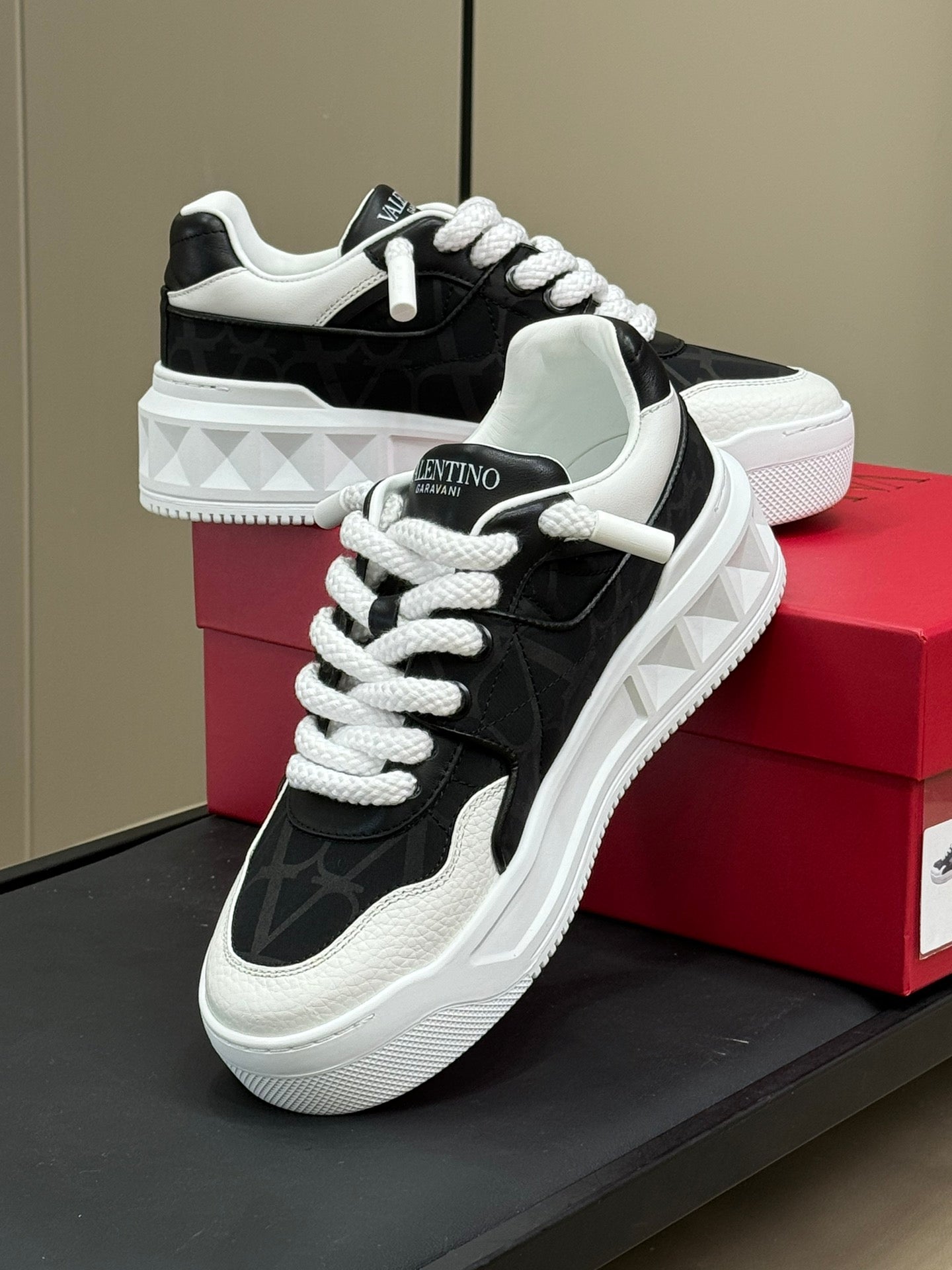 VT 2025 Pattern Sneakers Black White Cowhide 548579