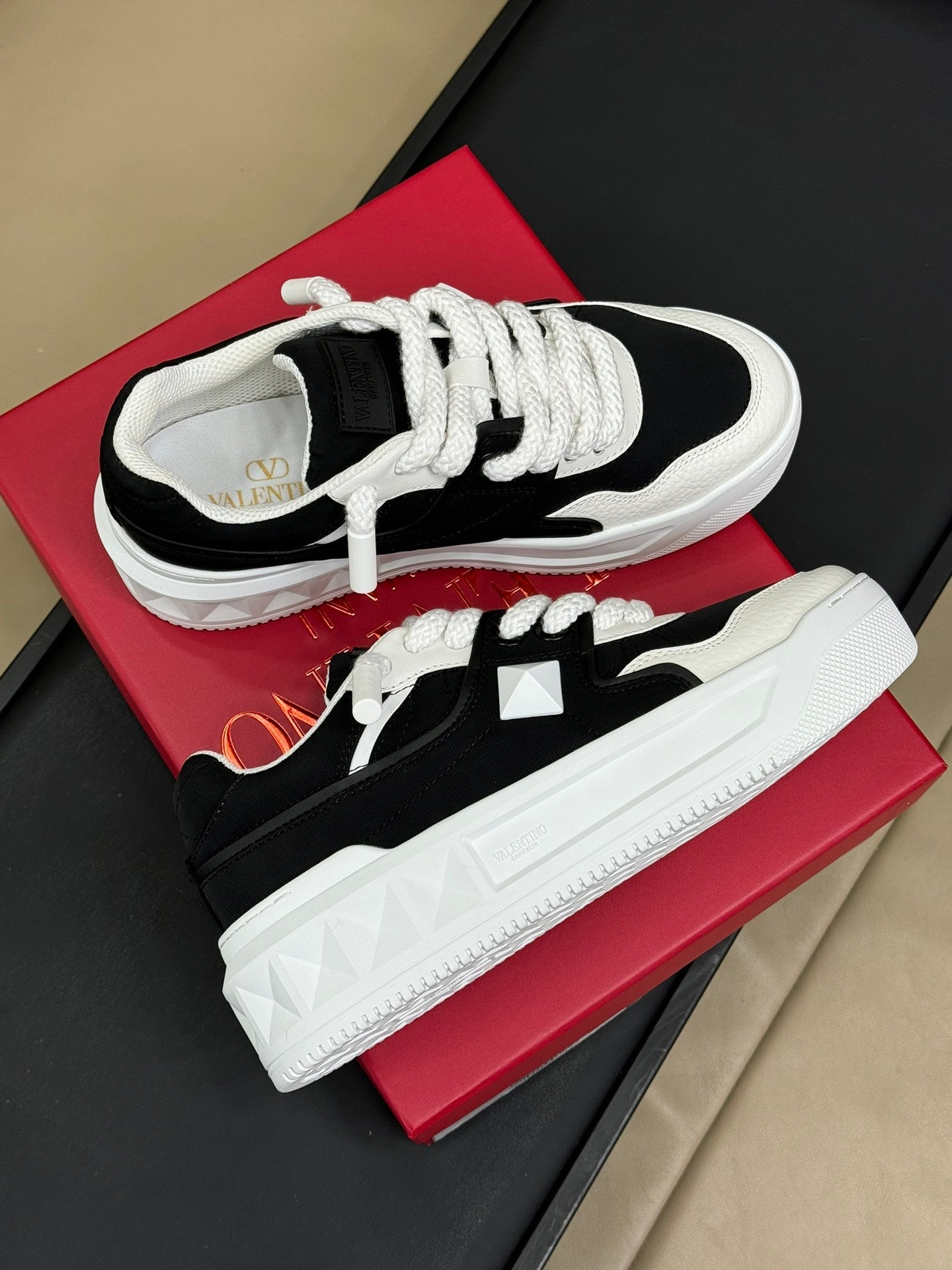 VT 2025 Sneakers Black White Cowhide 548580