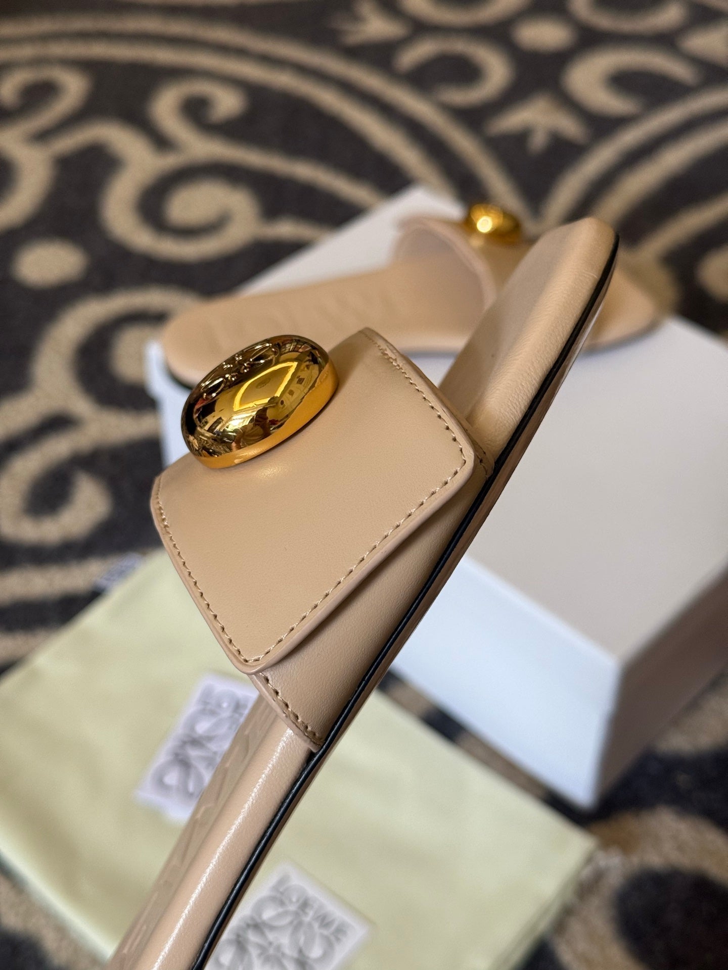 Loewe 25 Pebble Slide Beige Calfskin