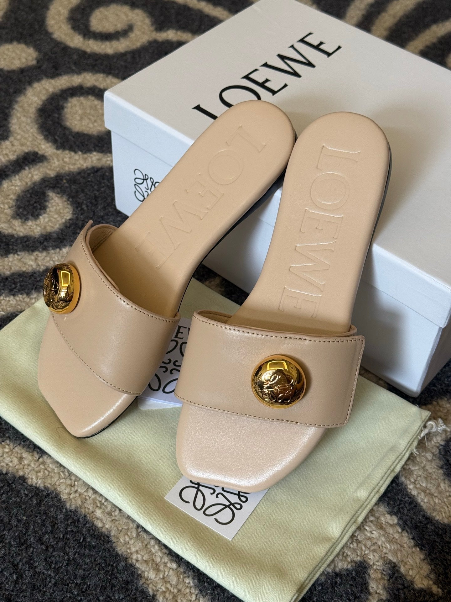 Loewe 25 Pebble Slide Beige Calfskin