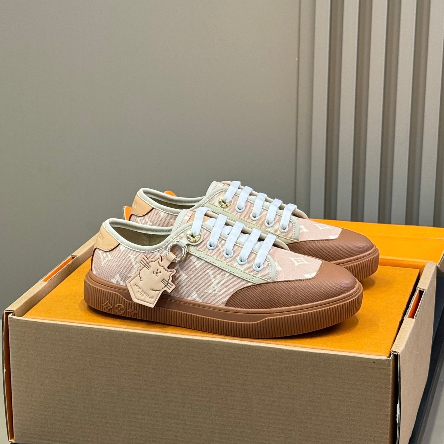 LV 26ss Sneaker Brown Light Pink Monogram Denim Cowhide 621180