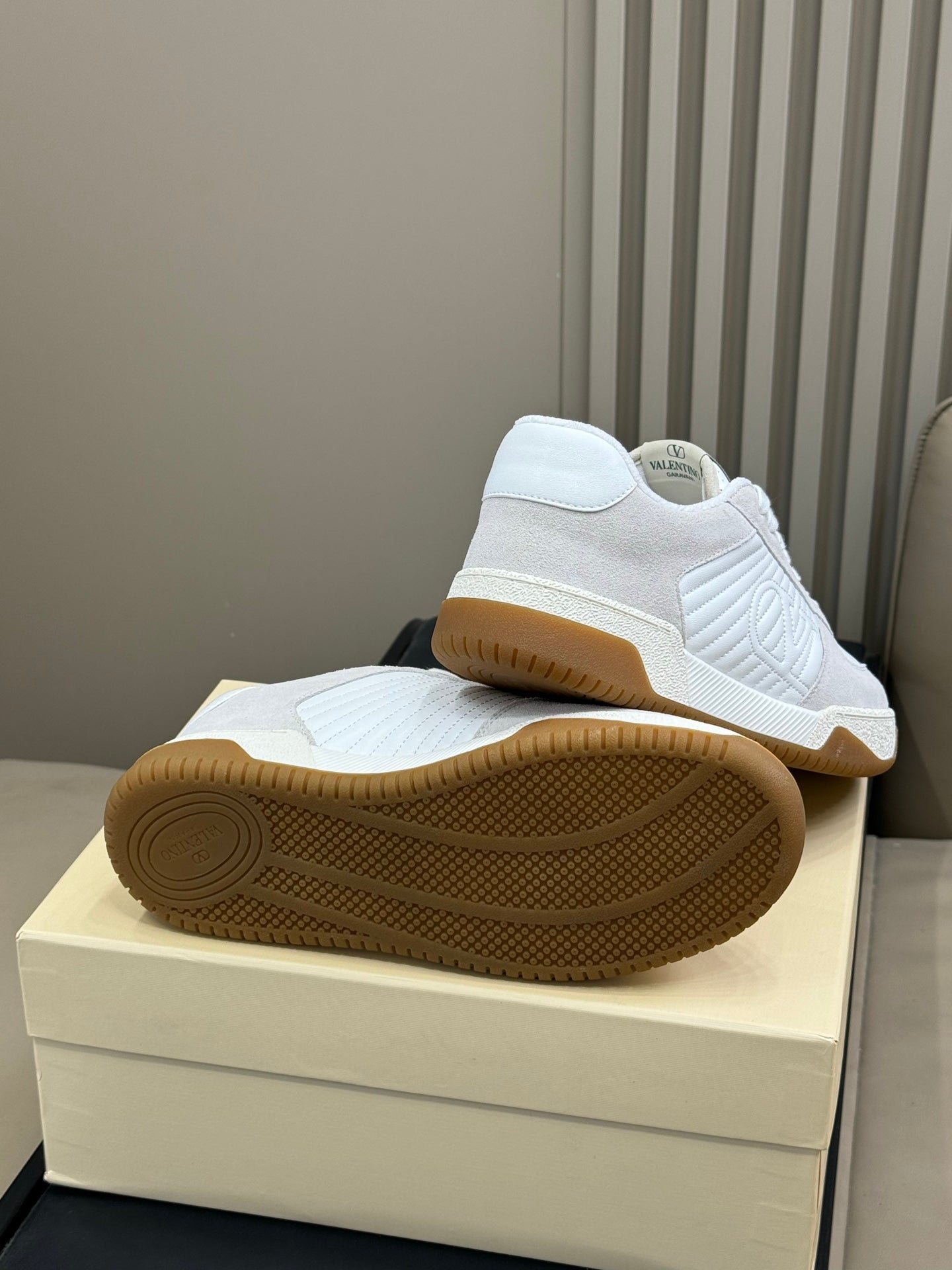 VT 2025 Sneaker White Suede Calfskin 548585