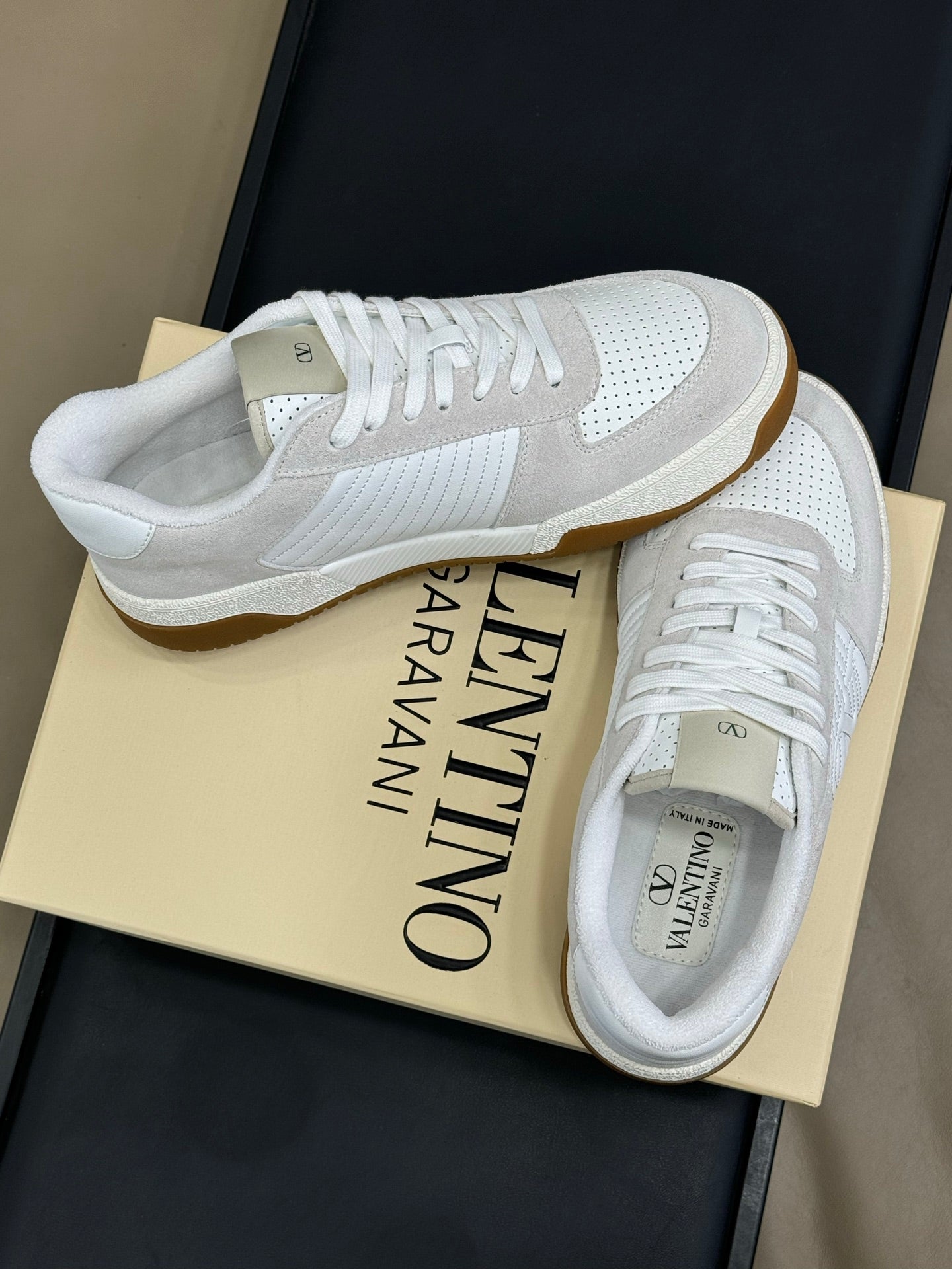 VT 2025 Sneaker White Suede Calfskin 548585