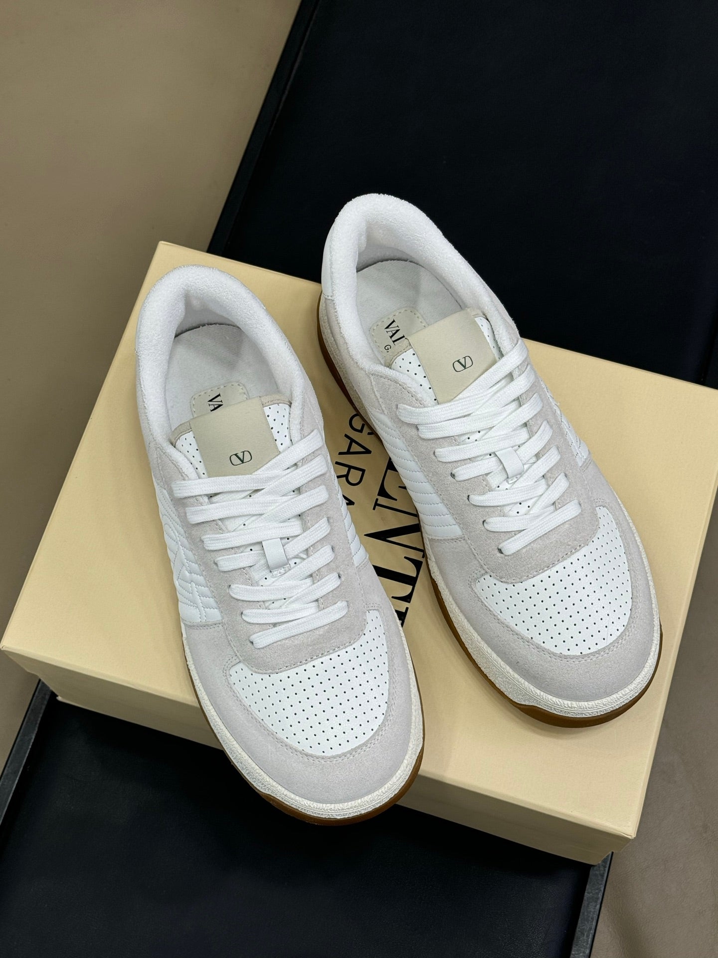 VT 2025 Sneaker White Suede Calfskin 548585