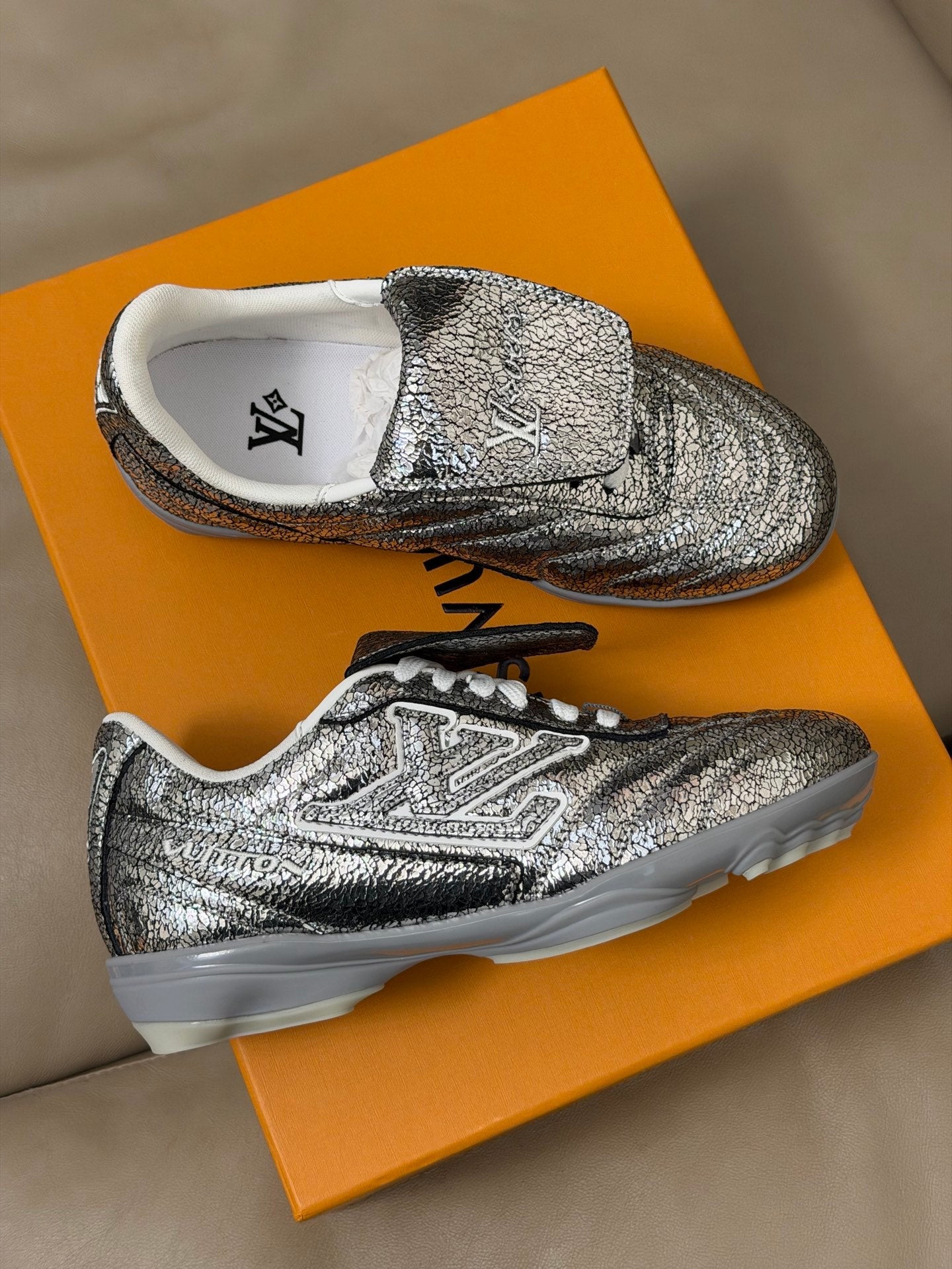 LV x Pharrell Footprint 26ss Sneaker Sliver Pebble Leather 621148