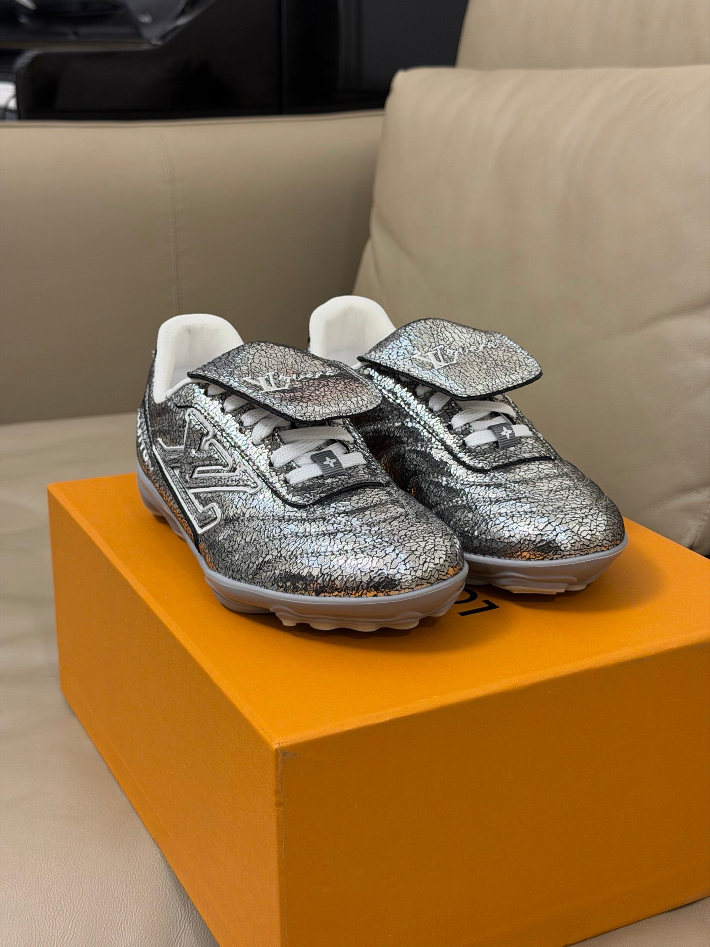 LV x Pharrell Footprint 26ss Sneaker Sliver Pebble Leather 621148