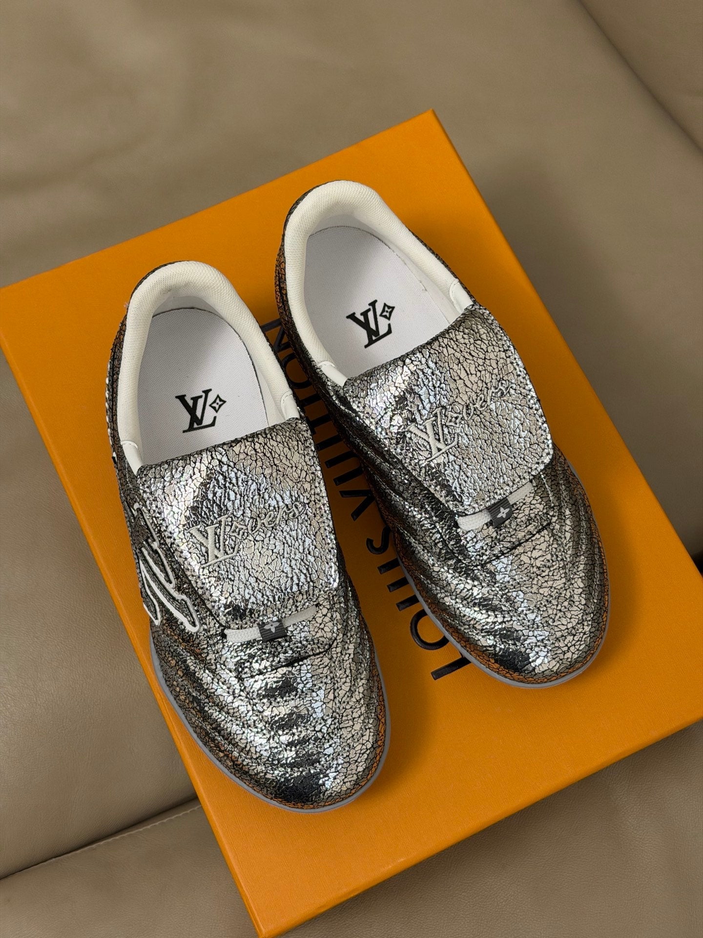 LV x Pharrell Footprint 26ss Sneaker Sliver Pebble Leather 621148