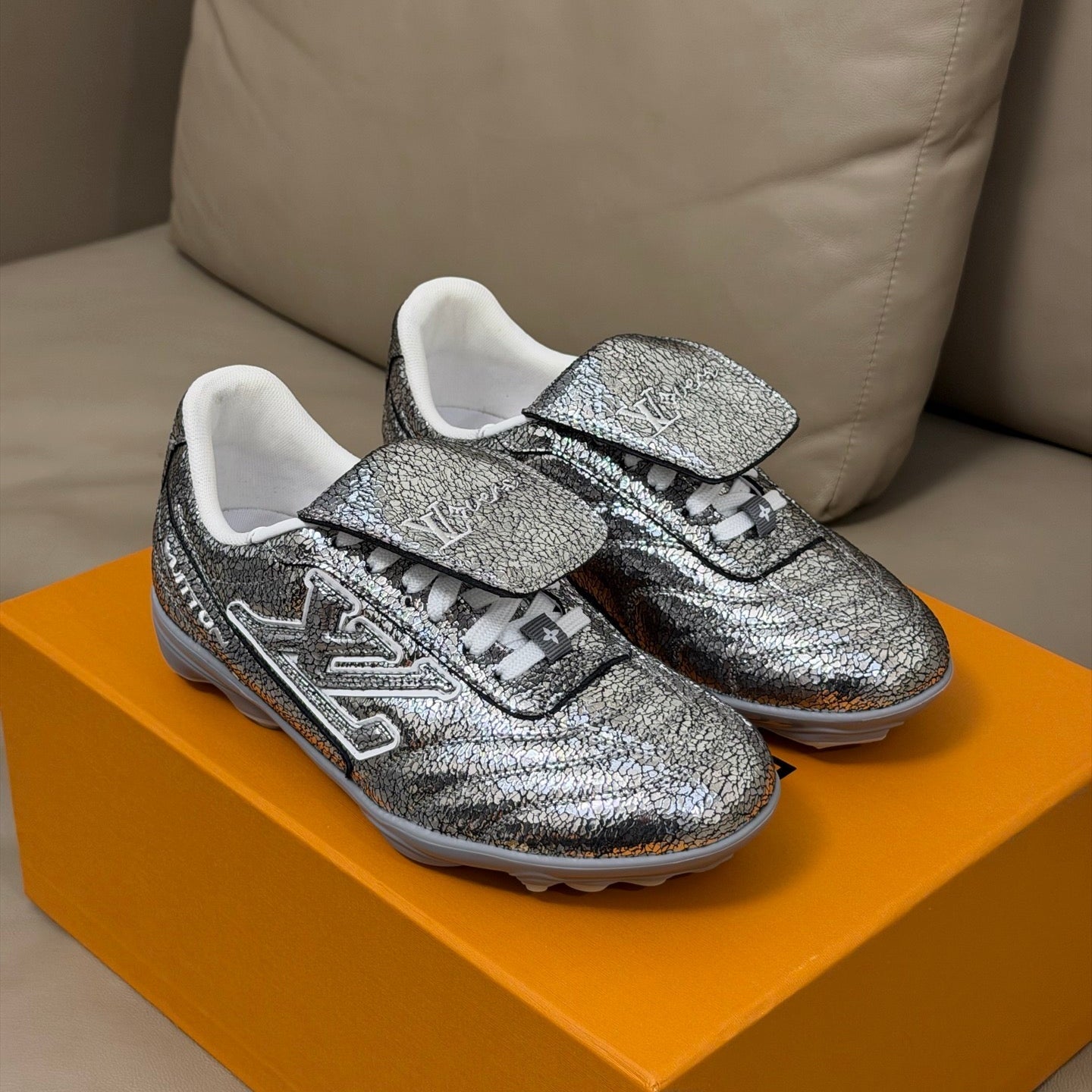 LV x Pharrell Footprint 26ss Sneaker Sliver Pebble Leather 621148