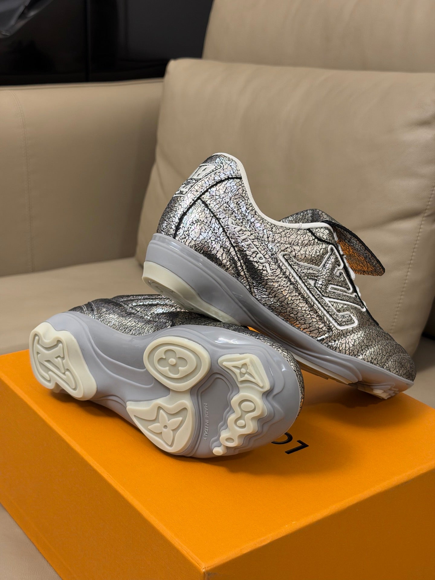 LV x Pharrell Footprint 26ss Sneaker Sliver Pebble Leather 621148