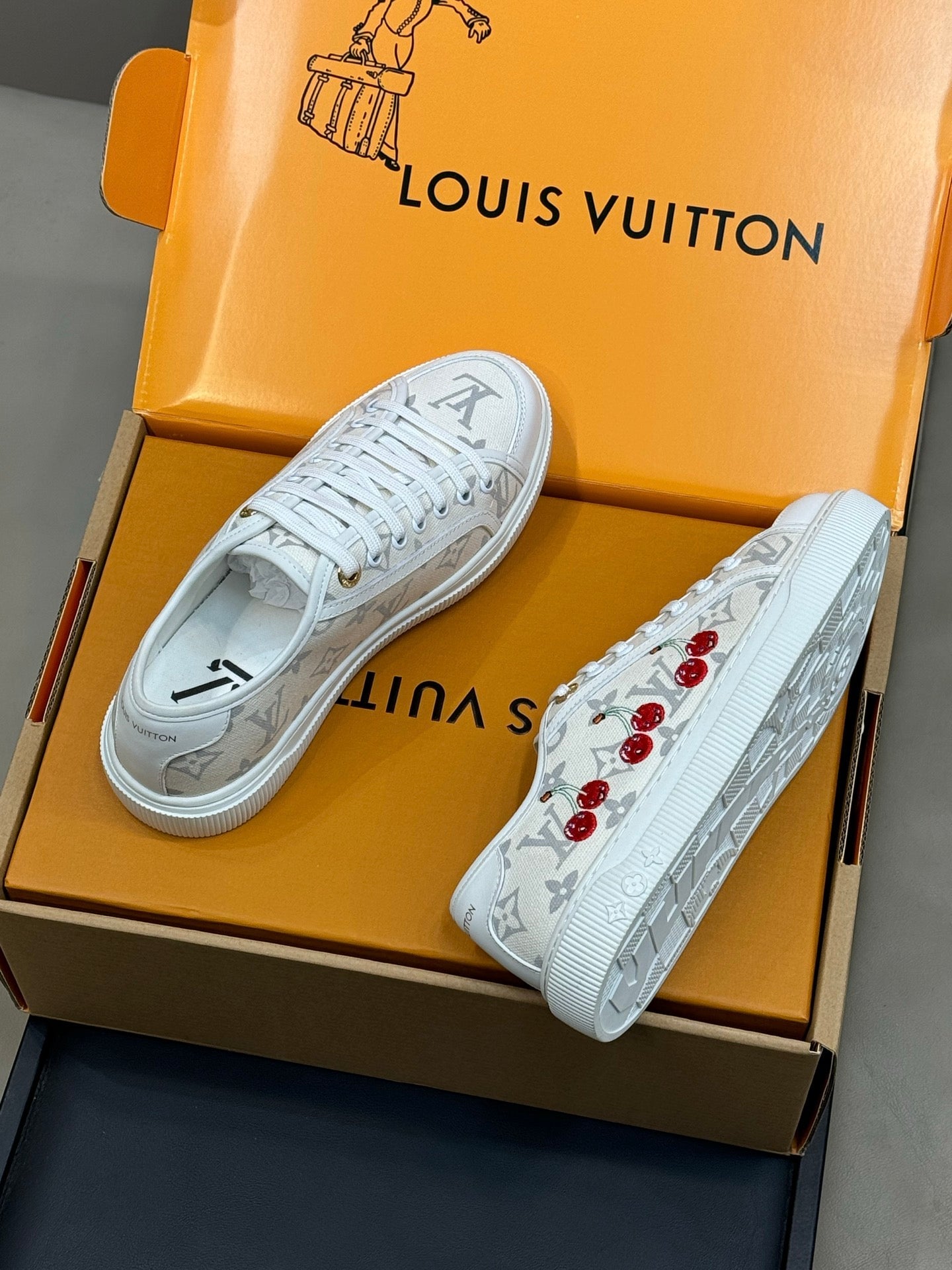 LV 26ss Sneaker Cherry Cream Monogram Denim Leather 621645