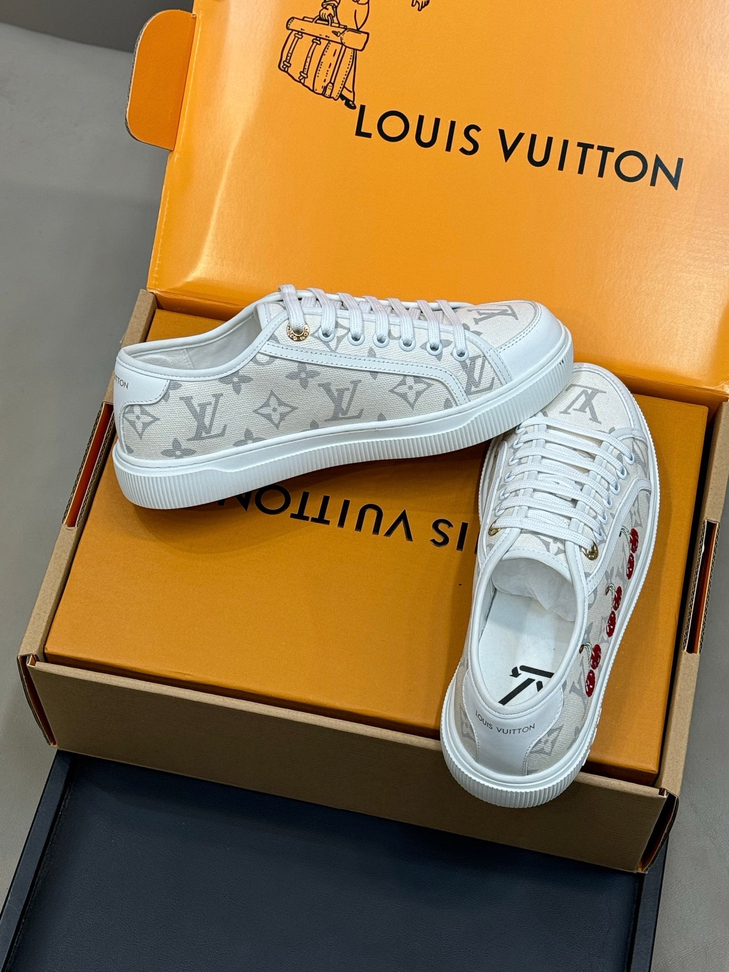 LV 26ss Sneaker Cherry Cream Monogram Denim Leather 621645