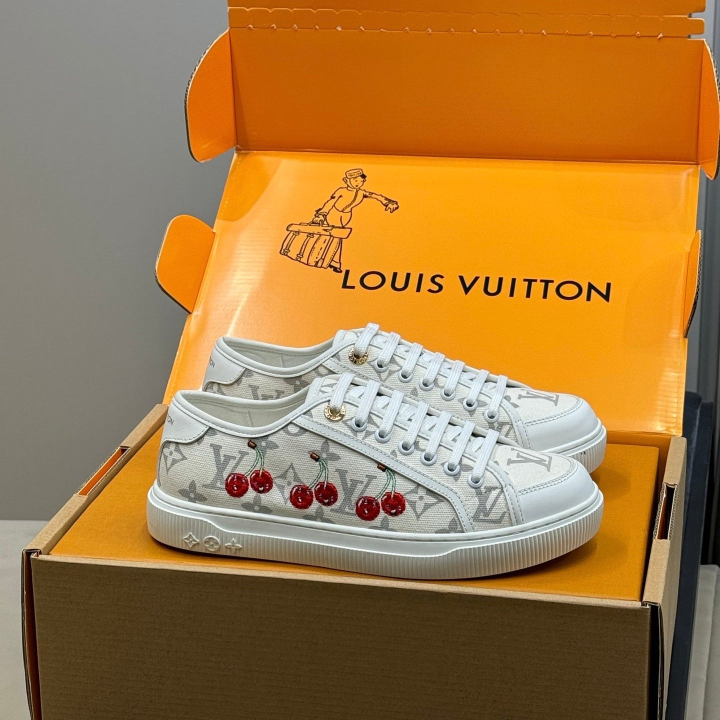 LV 26ss Sneaker Cherry Cream Monogram Denim Leather 621645