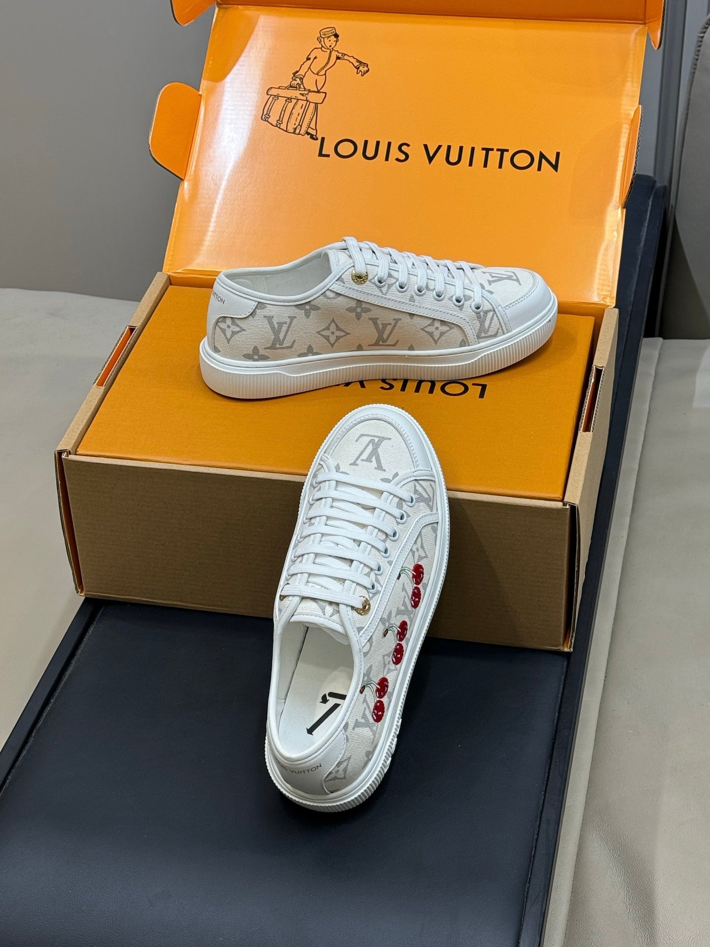 LV 26ss Sneaker Cherry Cream Monogram Denim Leather 621645