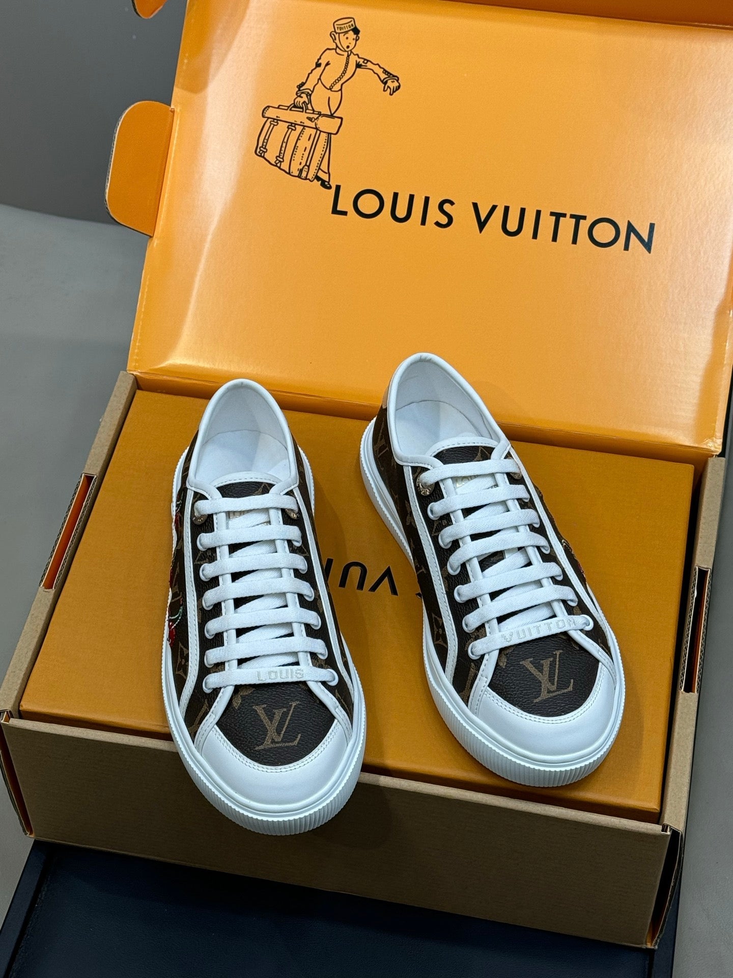 LV 26ss Sneaker Cherry Brown Chocolate Monogram Leather 621642