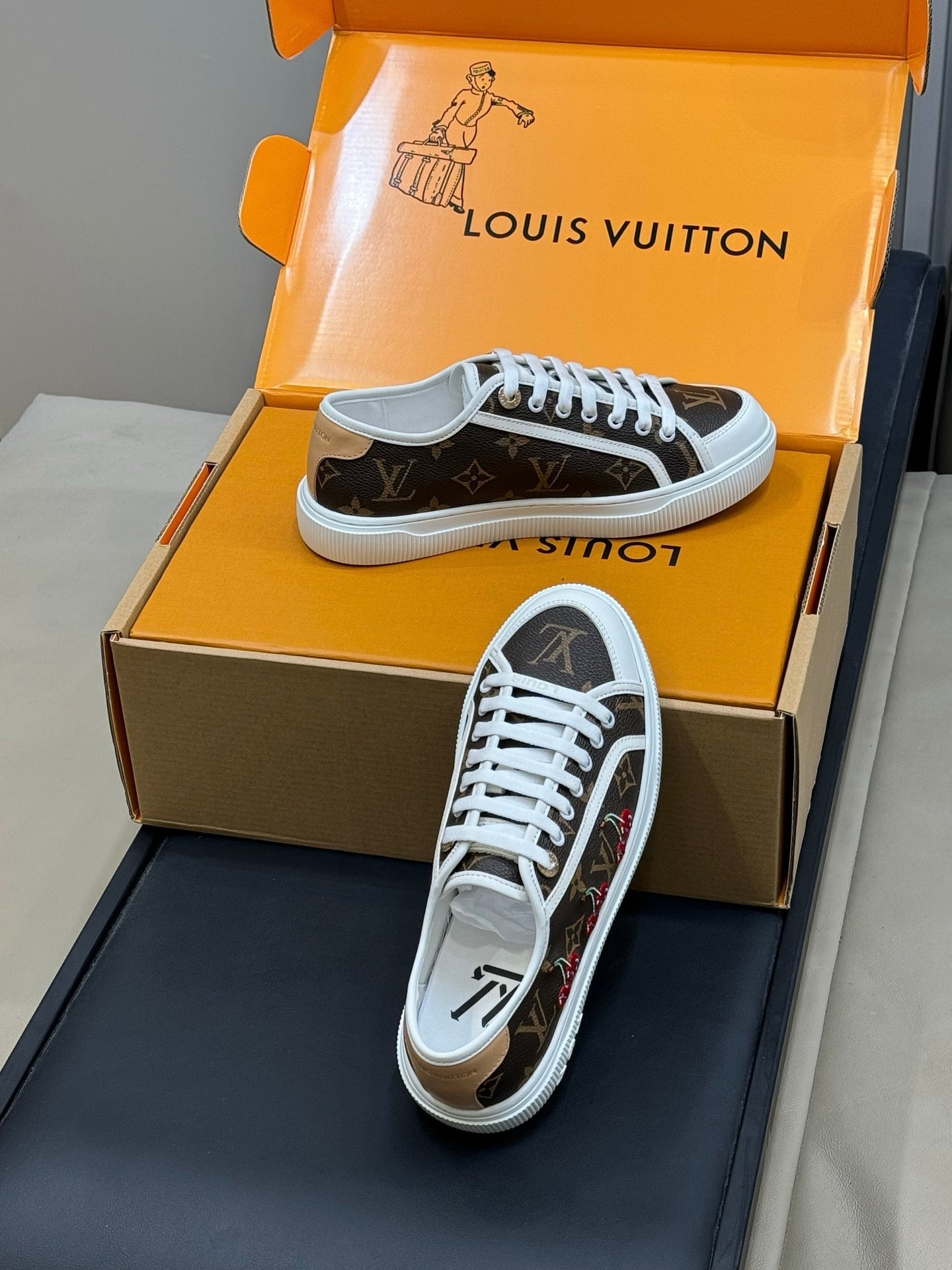 LV 26ss Sneaker Cherry Brown Chocolate Monogram Leather 621642