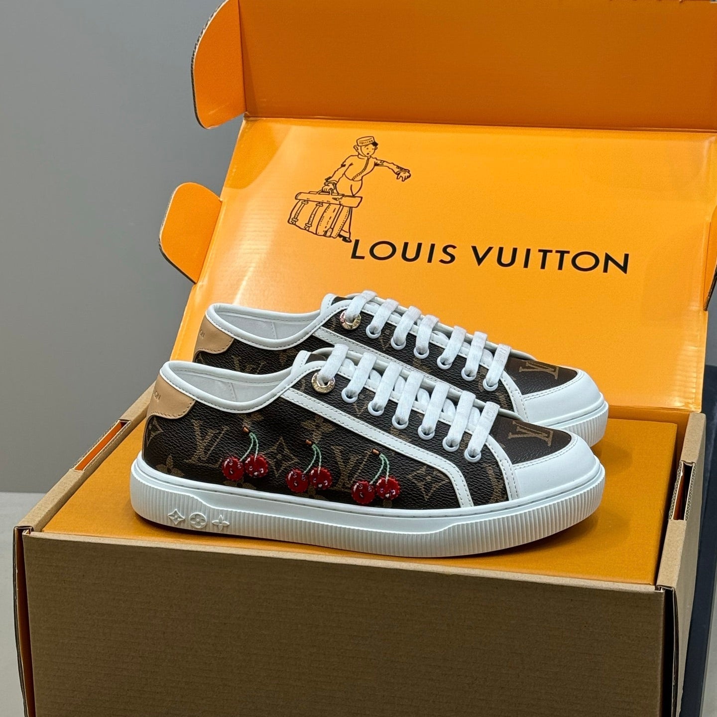 LV 26ss Sneaker Cherry Brown Chocolate Monogram Leather 621642