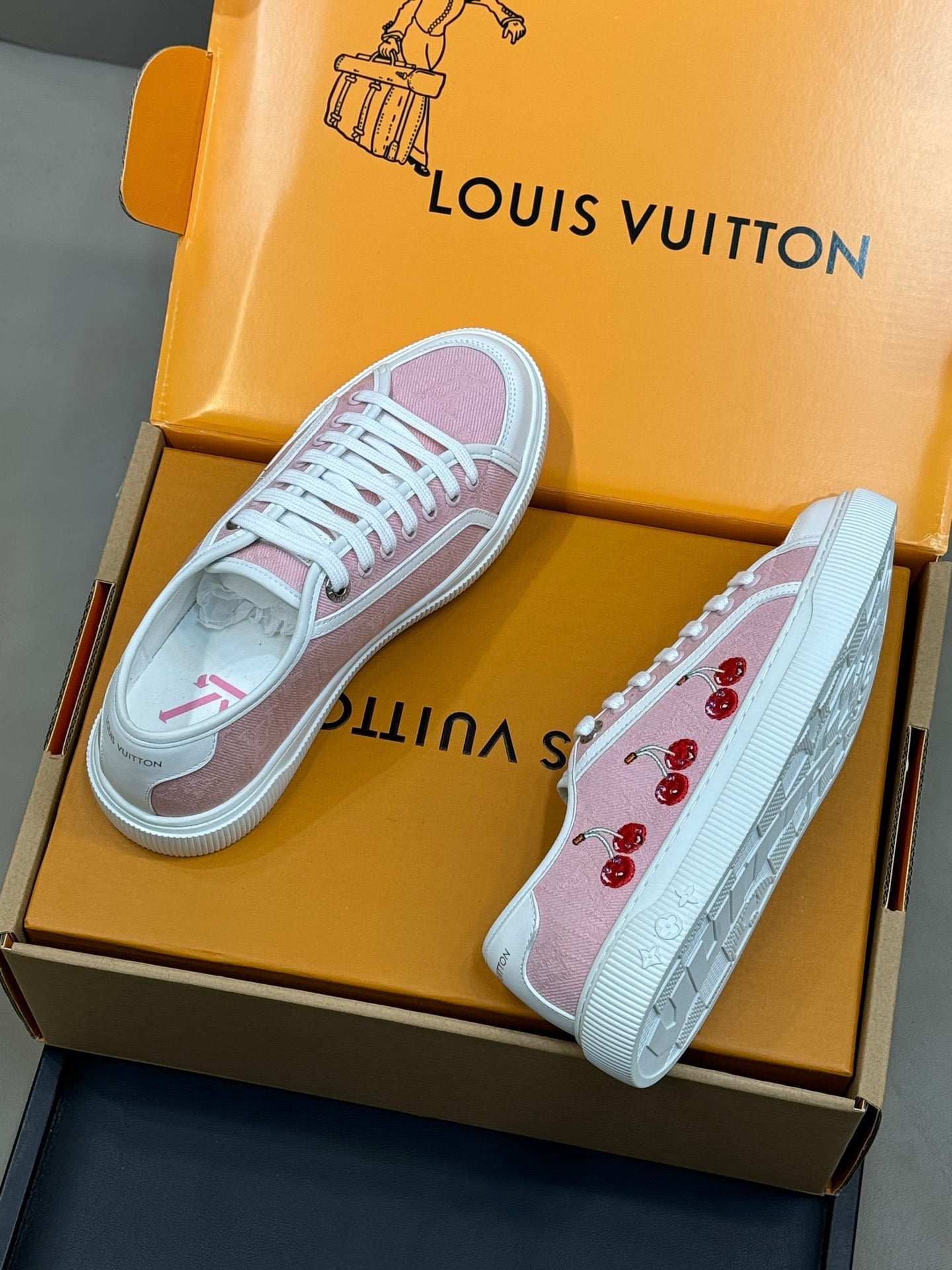 LV 26ss Sneaker Cherry Pink Monogram Denim Leather 621644