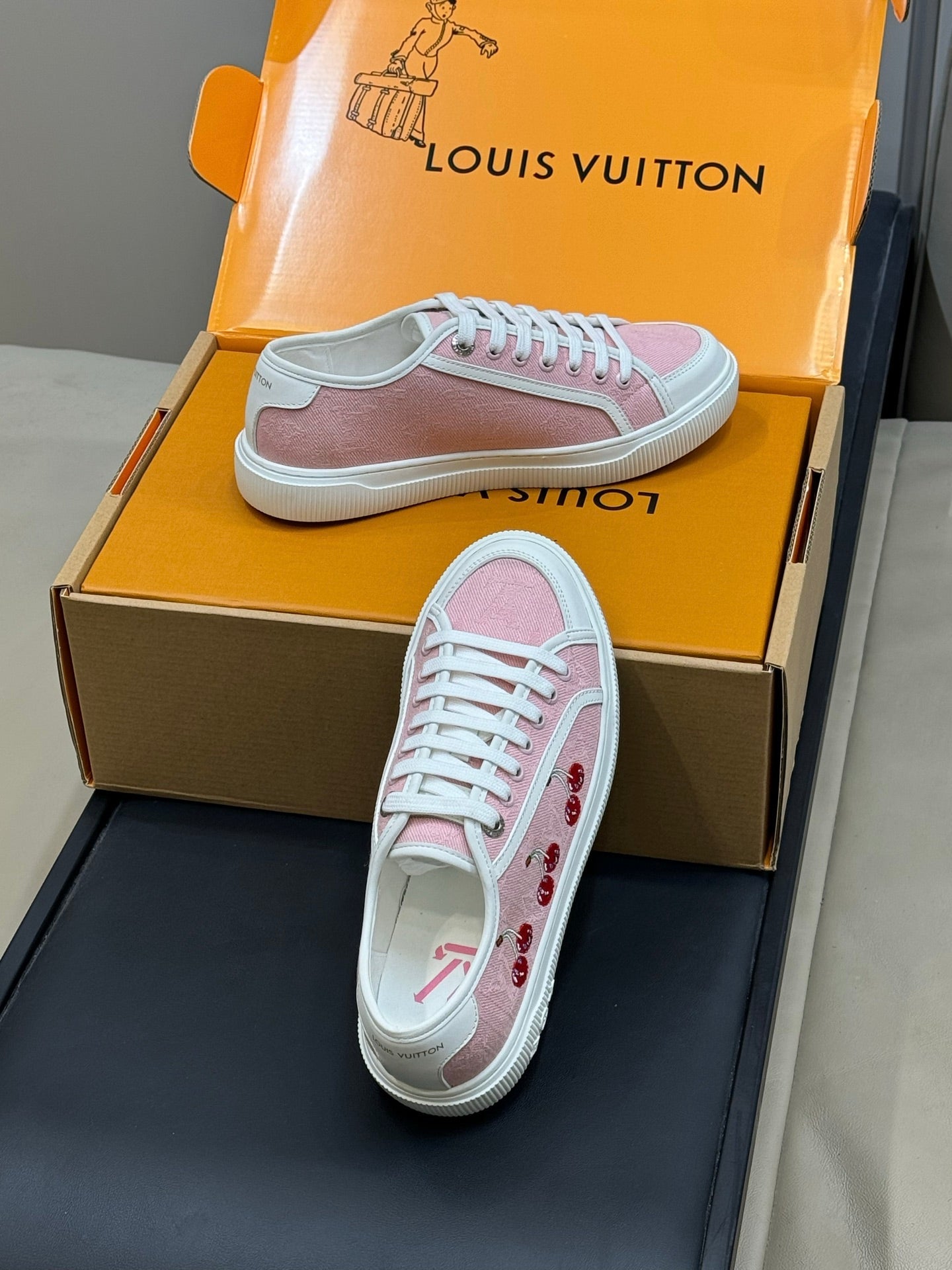 LV 26ss Sneaker Cherry Pink Monogram Denim Leather 621644