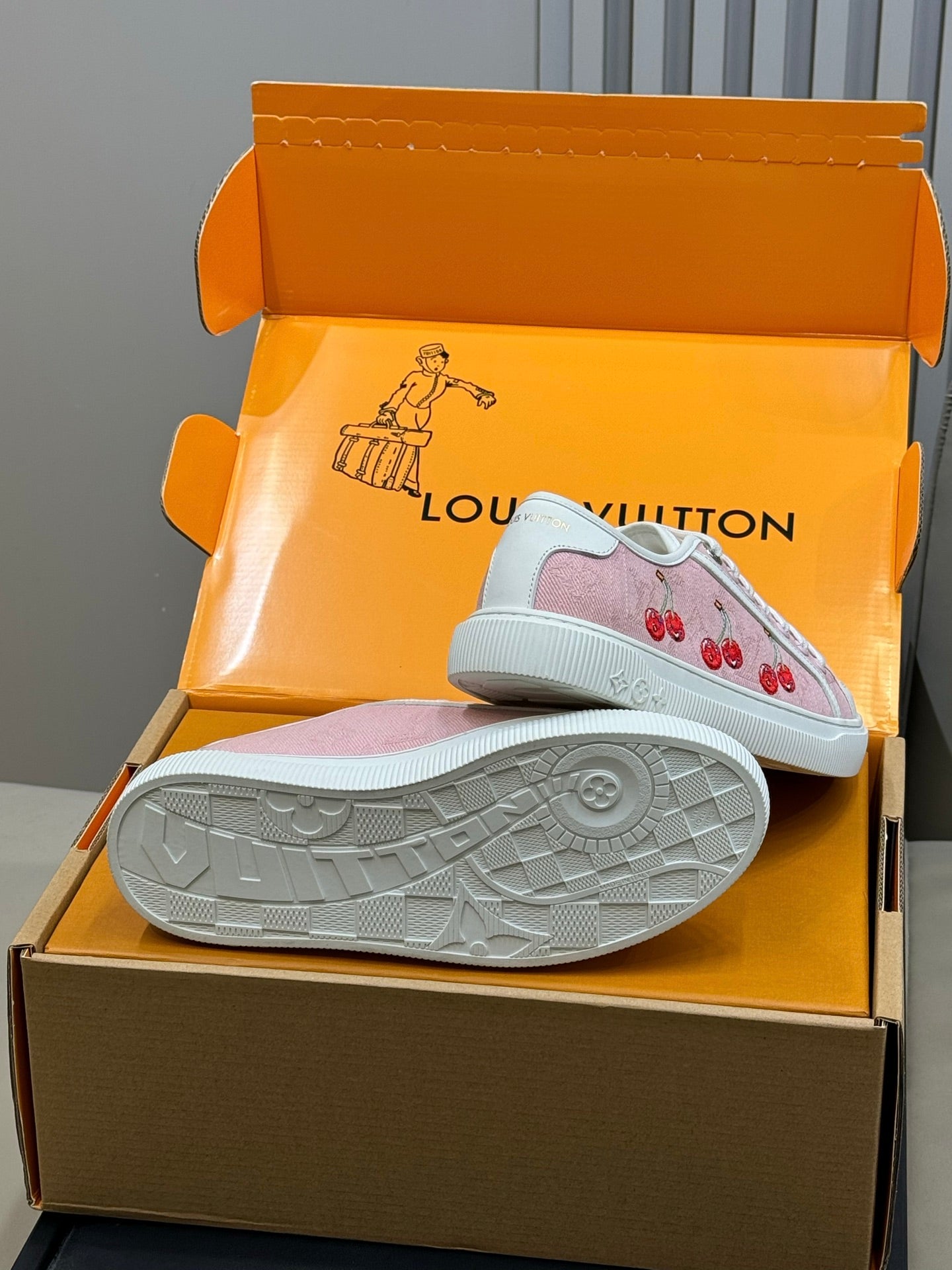 LV 26ss Sneaker Cherry Pink Monogram Denim Leather 621644