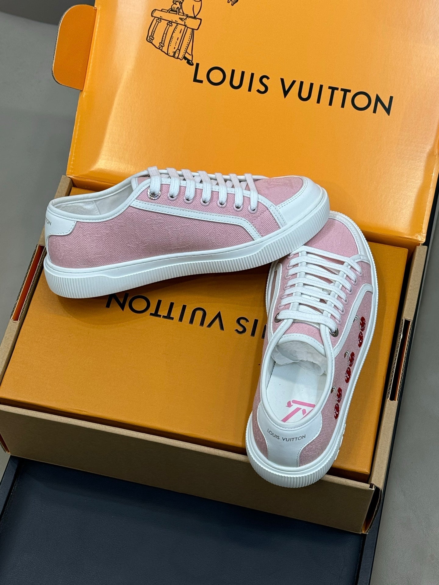 LV 26ss Sneaker Cherry Pink Monogram Denim Leather 621644