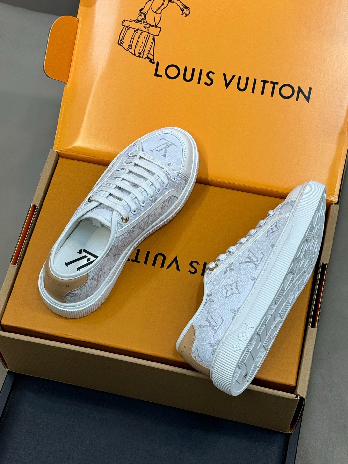LV 26ss Sneaker White Monogram Leather 621637