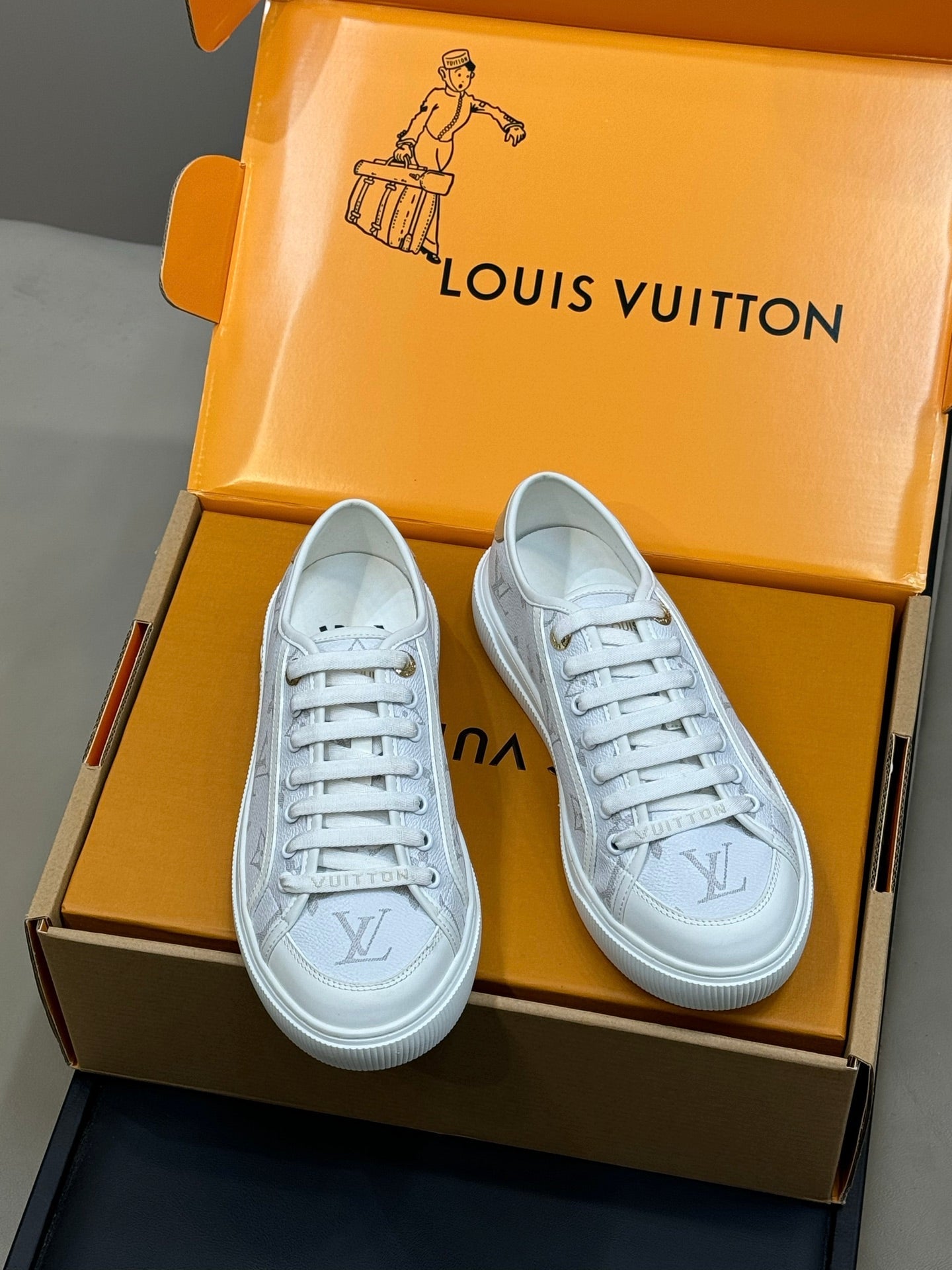 LV 26ss Sneaker White Monogram Leather 621637