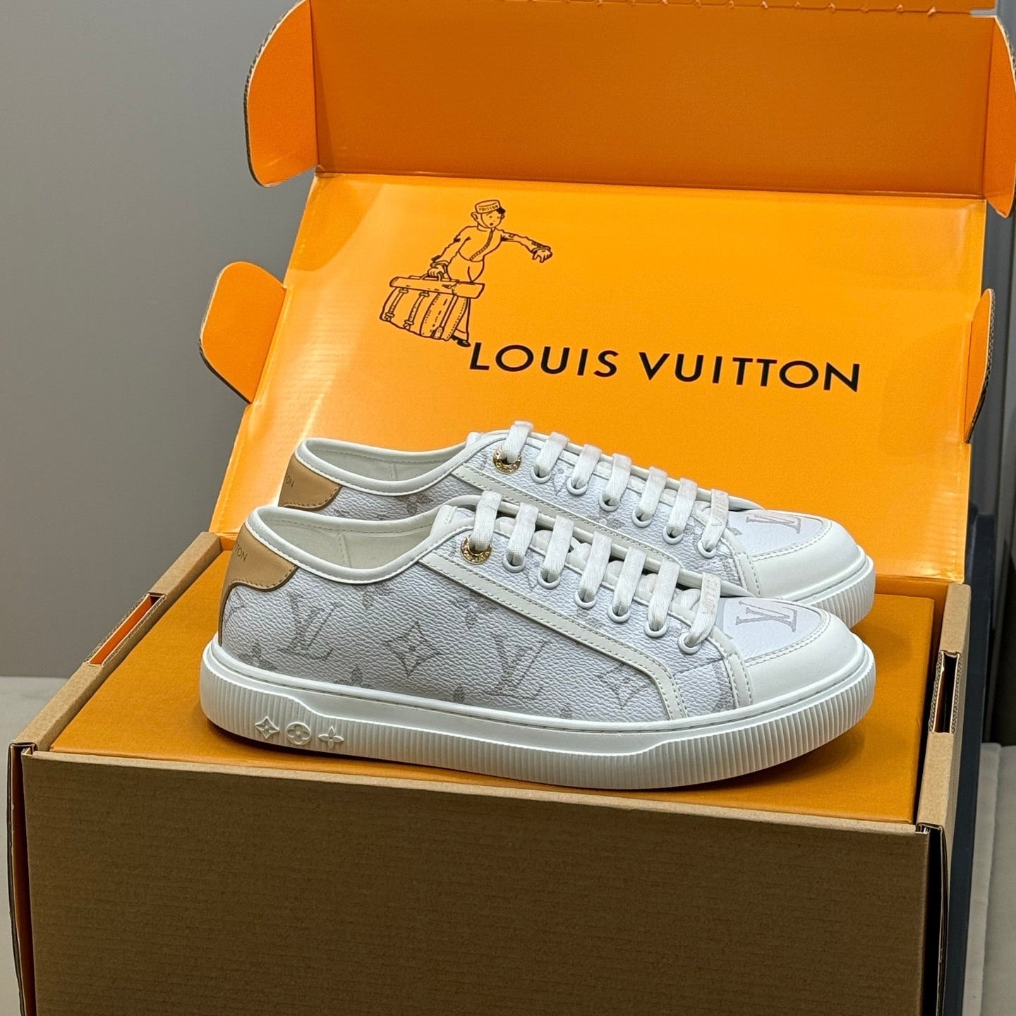 LV 26ss Sneaker White Monogram Leather 621637