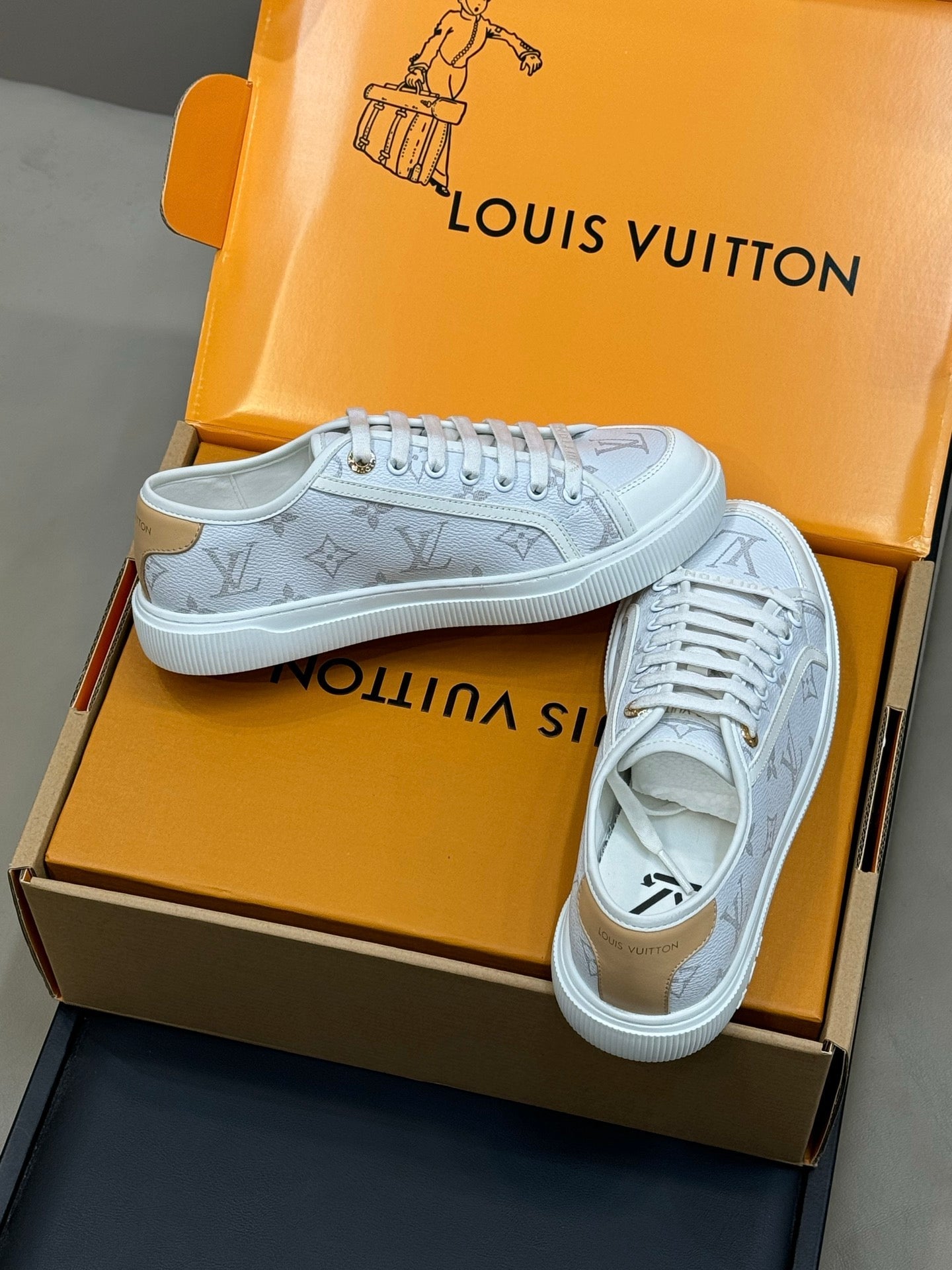 LV 26ss Sneaker White Monogram Leather 621637