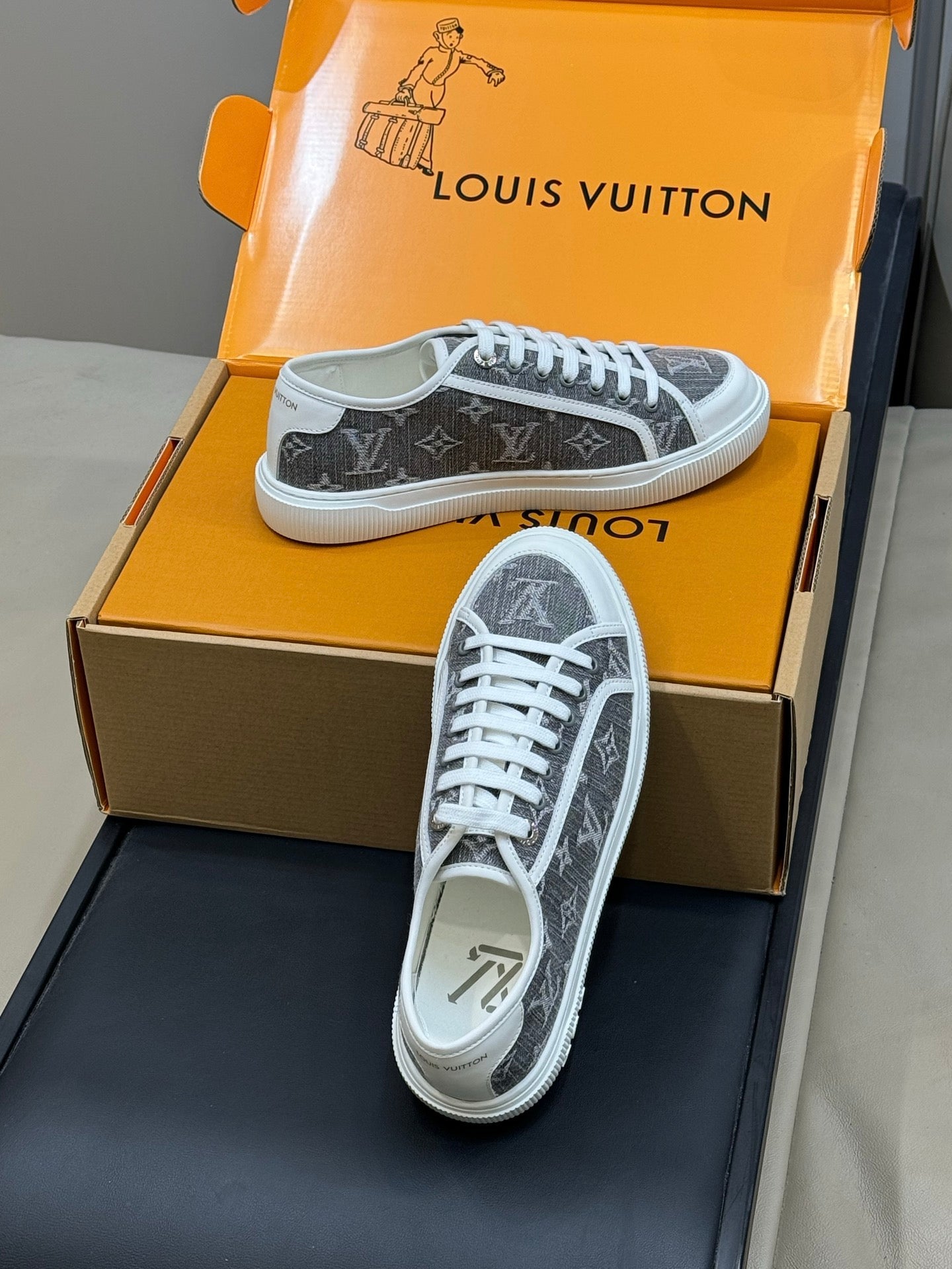 LV 26ss Sneaker Black Monogram Leather 621639