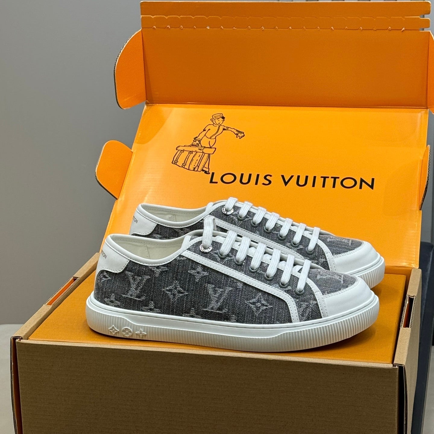 LV 26ss Sneaker Black Monogram Leather 621639