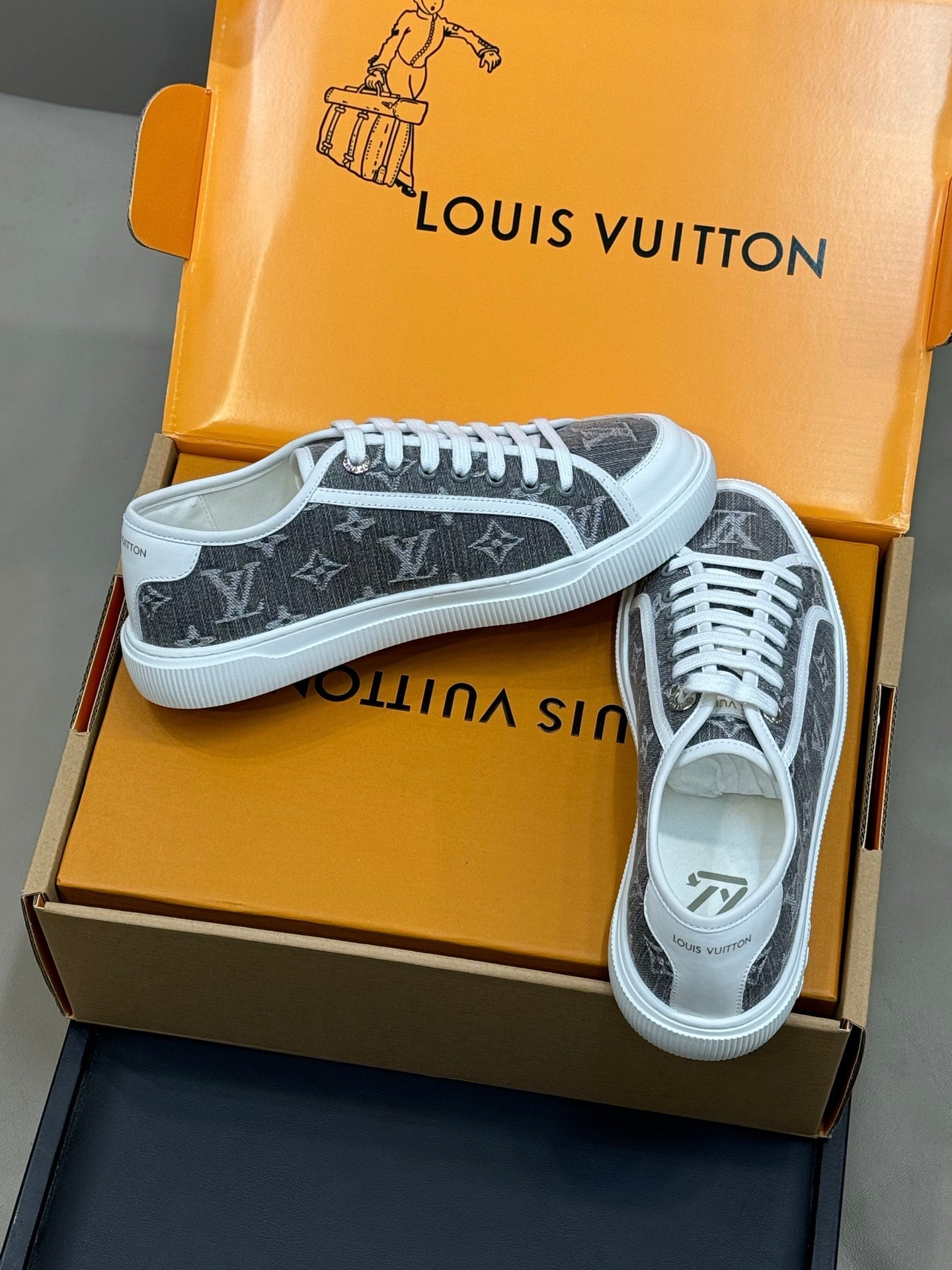 LV 26ss Sneaker Black Monogram Leather 621639