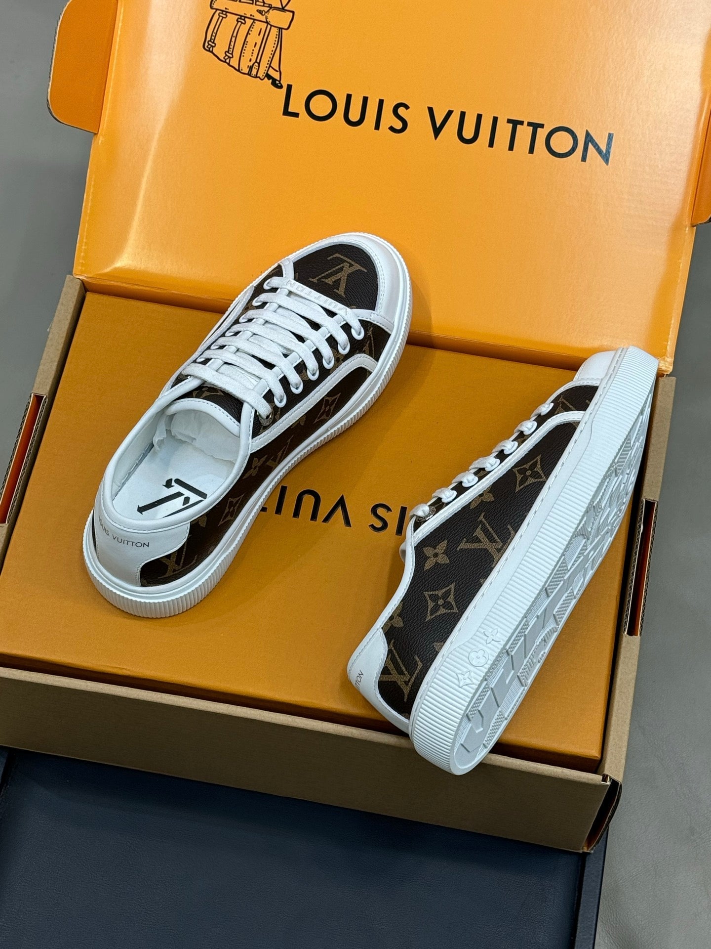 LV 26ss Sneaker Chocolate White Monogram Leather 621636