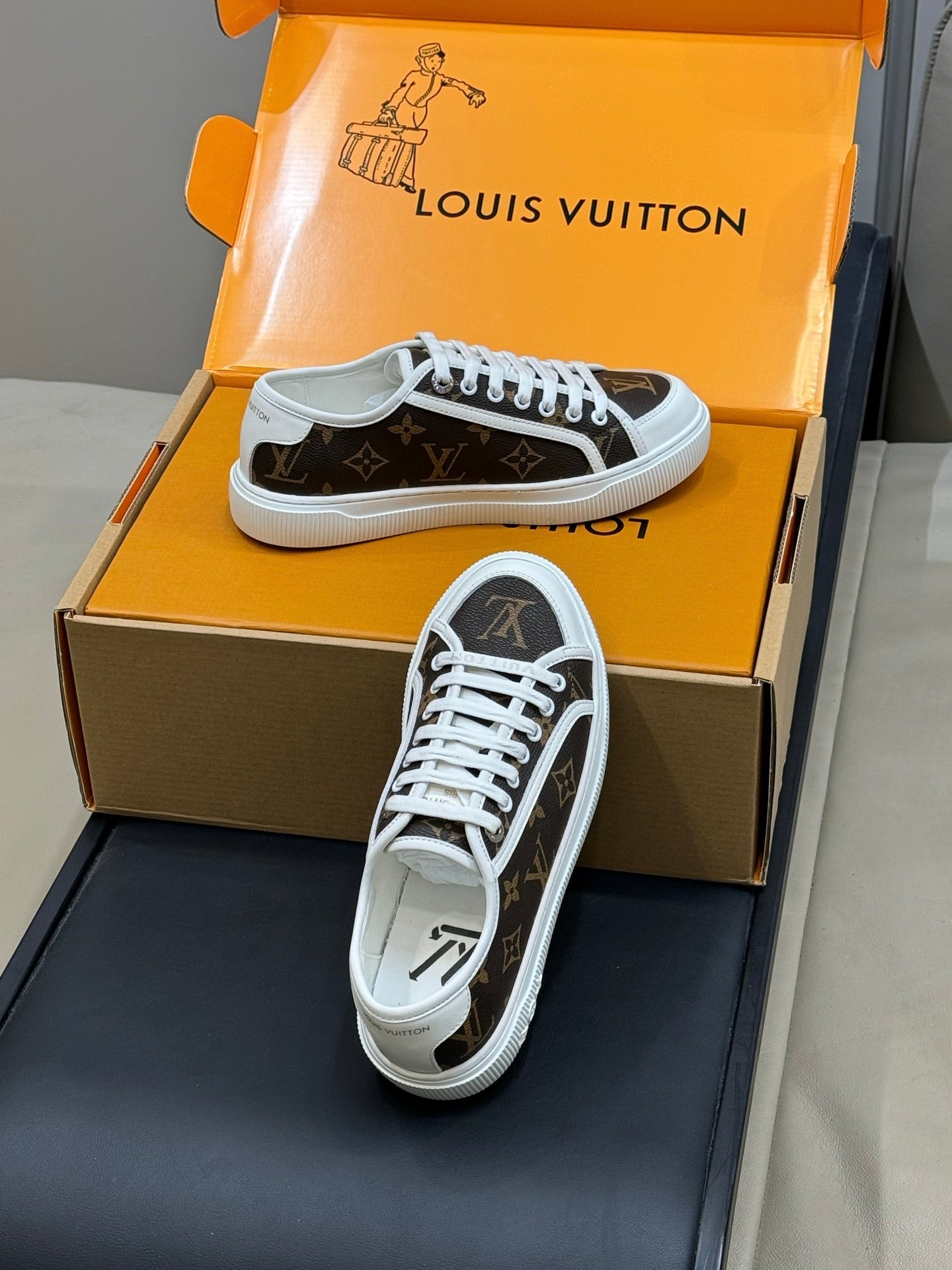 LV 26ss Sneaker Chocolate White Monogram Leather 621636