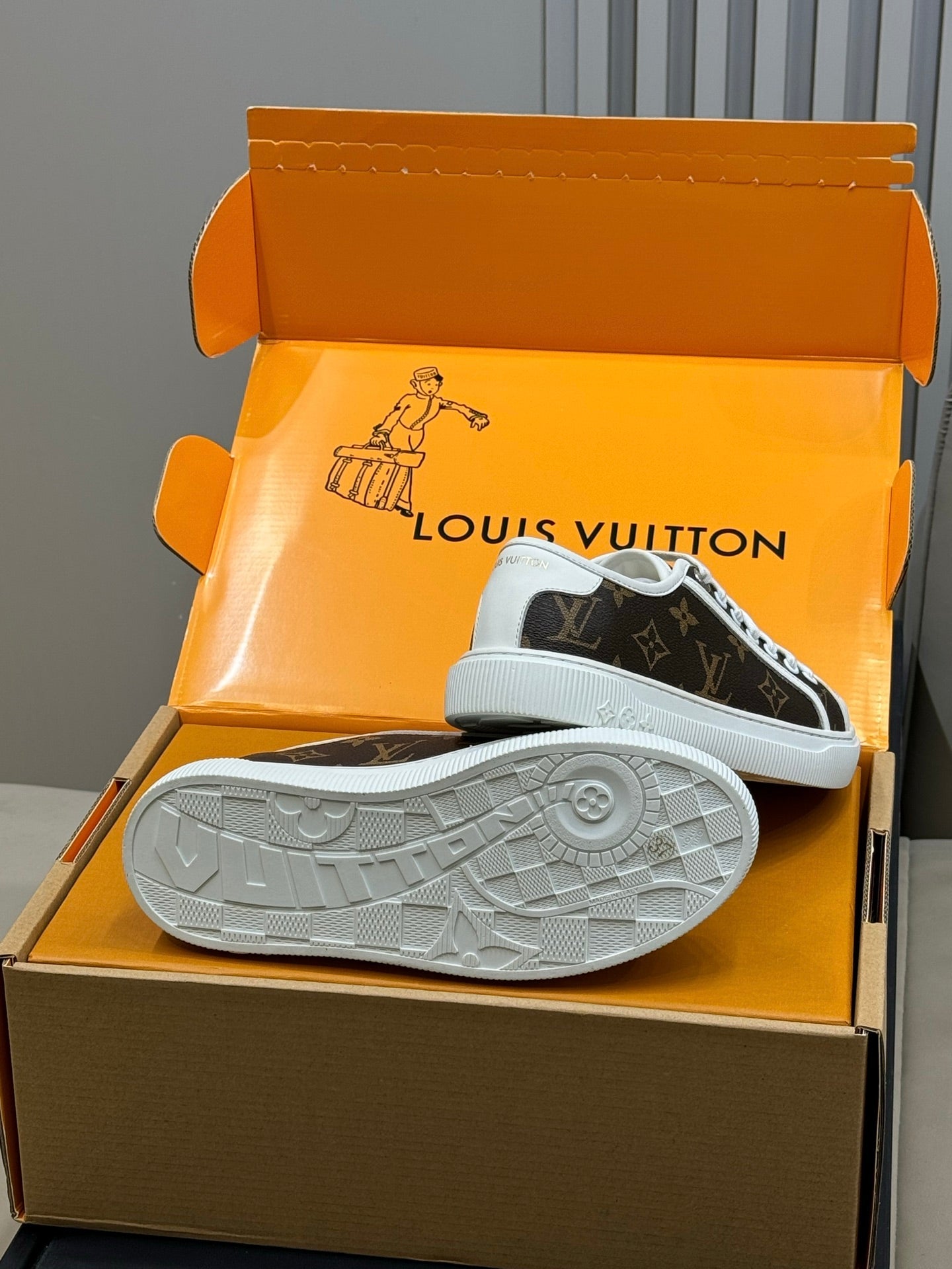 LV 26ss Sneaker Chocolate White Monogram Leather 621636