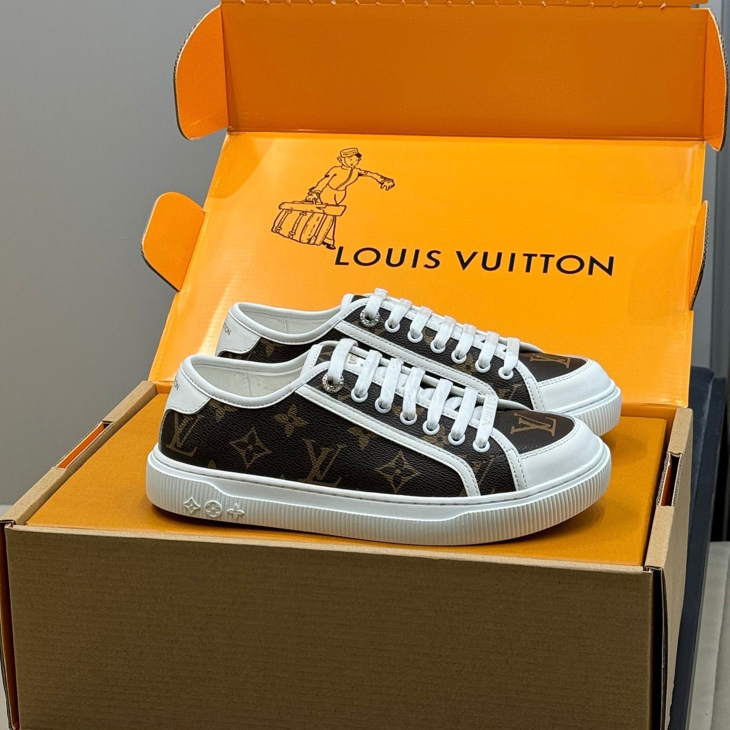 LV 26ss Sneaker Chocolate White Monogram Leather 621636